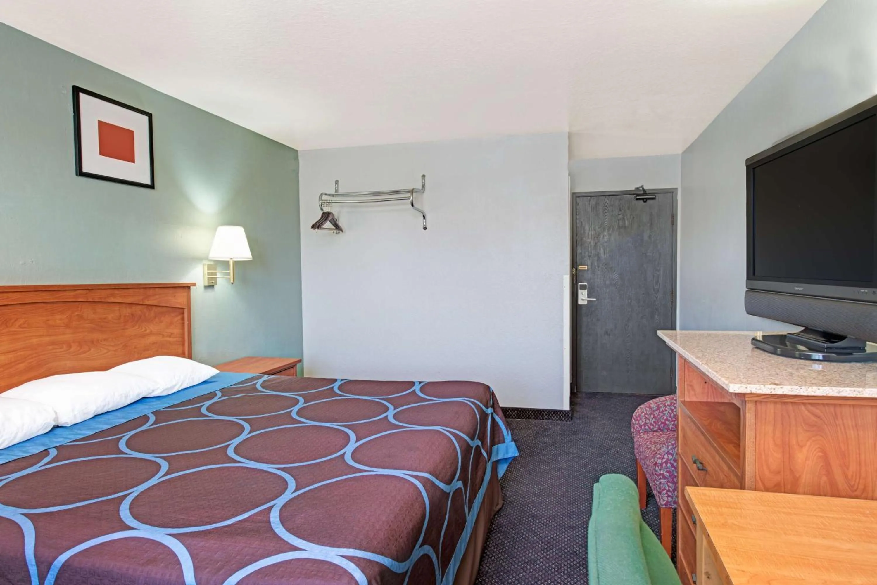 King Room - Mobility Access/Smoking in Super 8 by Wyndham Sacramento/Florin Rd