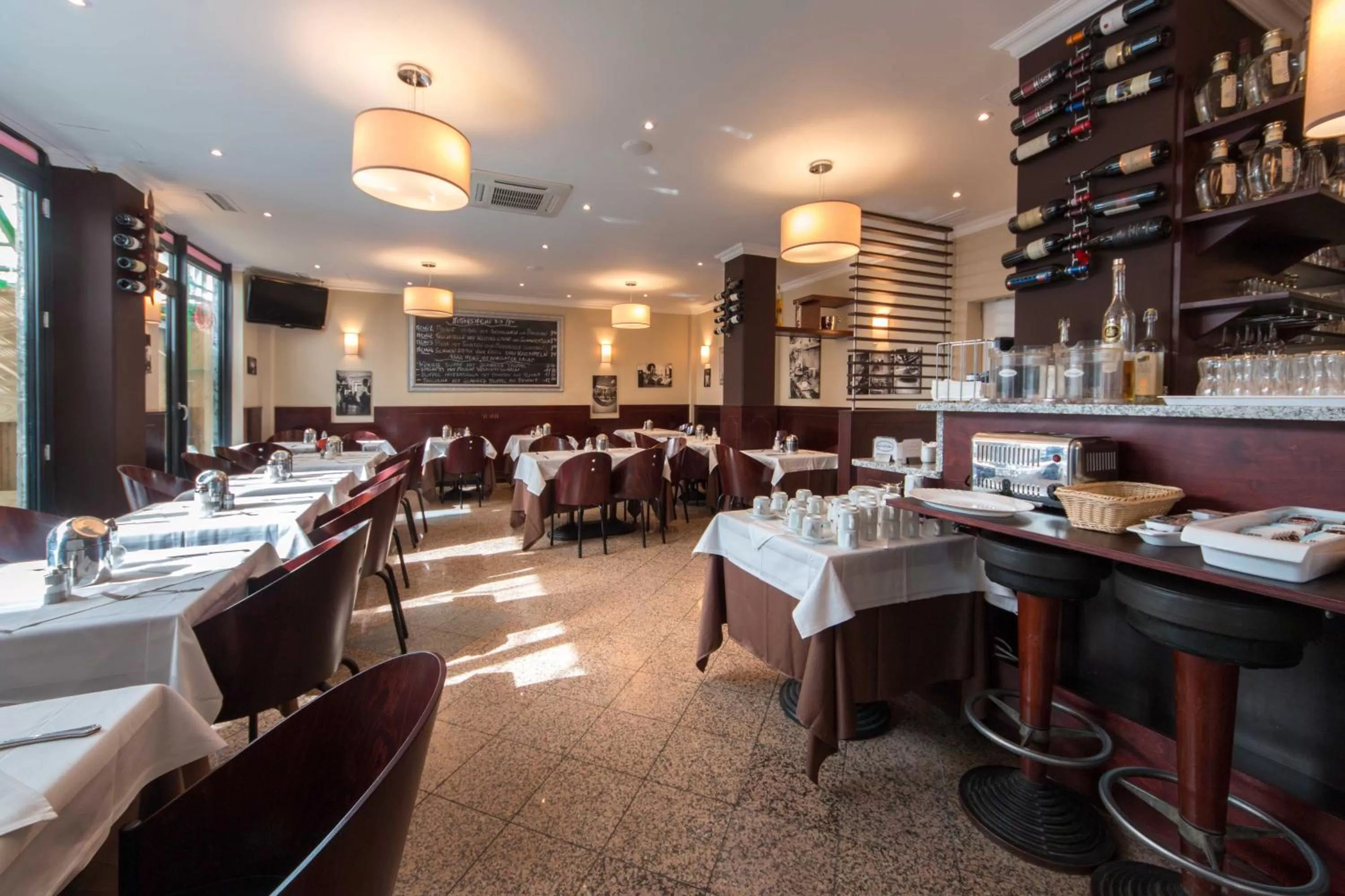 Restaurant/places to eat in Downtown Vi Vadi Hotel