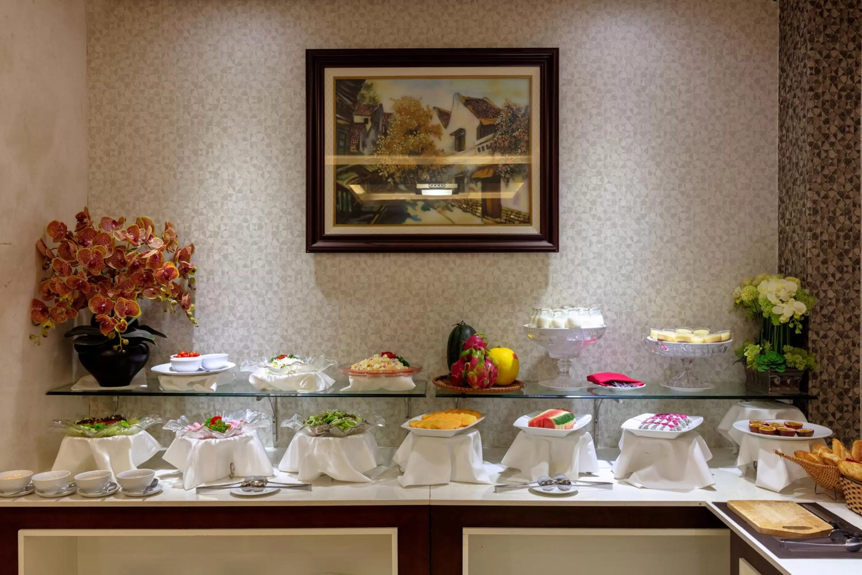 Restaurant/places to eat in Skylark Hotel