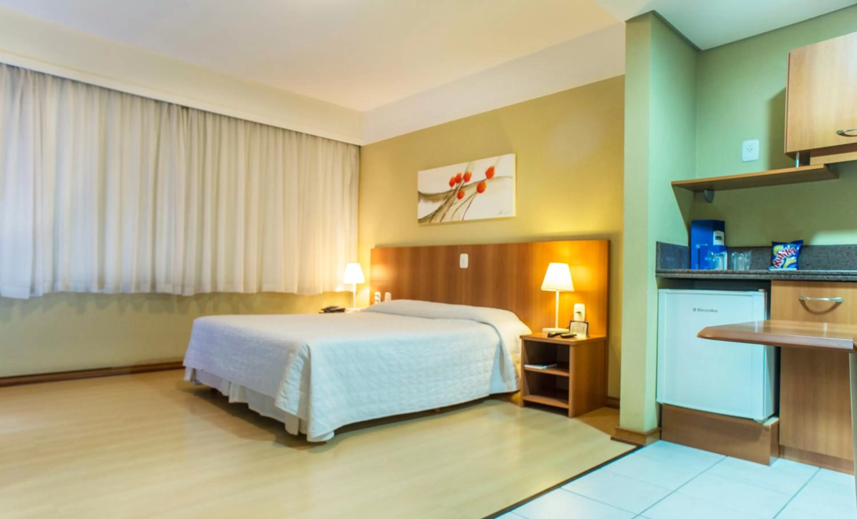 Kitchen or kitchenette, Bed in Tri Hotel Executive Caxias
