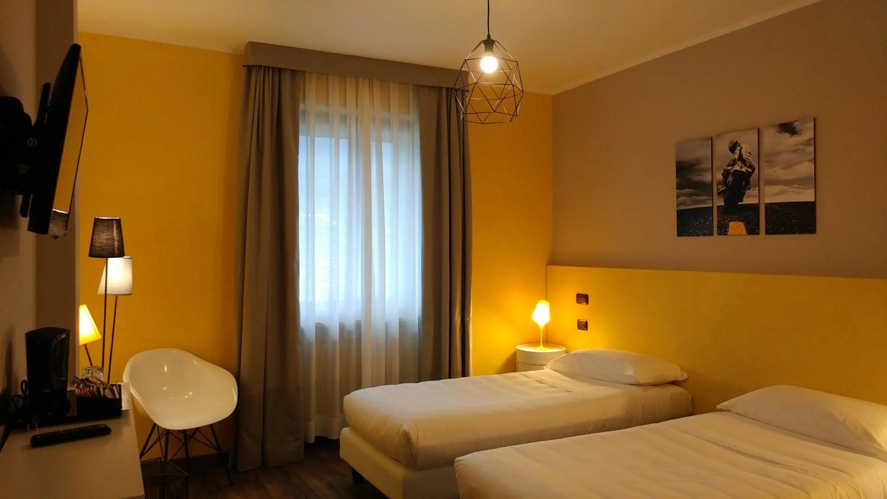 Photo of the whole room, Bed in Hotel Napoleon Susa