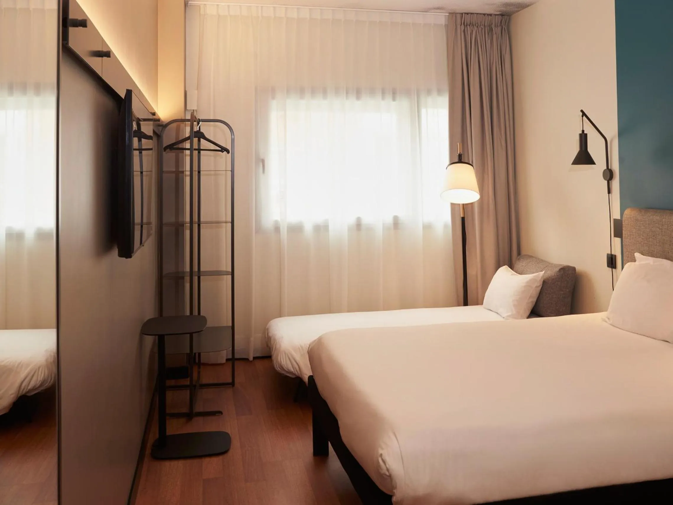 Property building, Bed in Ibis Madrid Aeropuerto Barajas