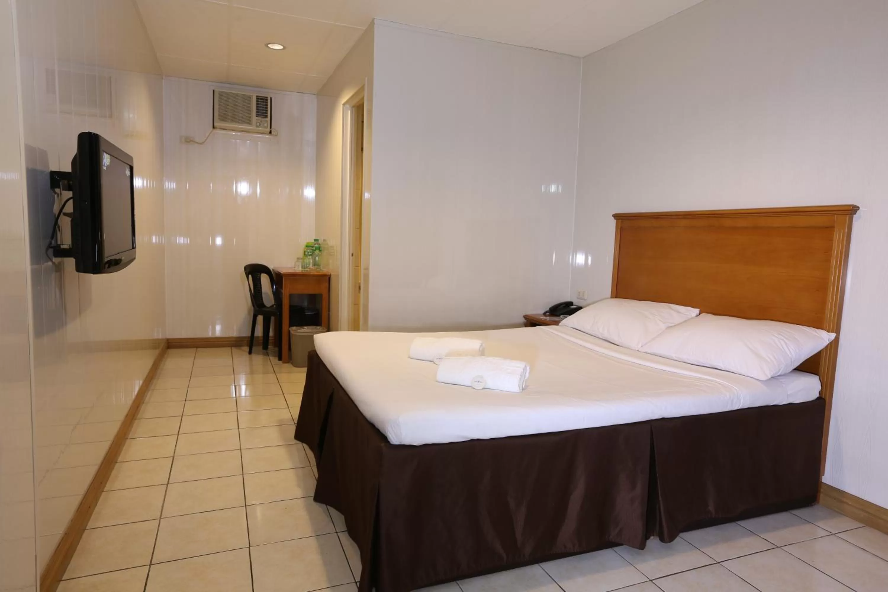 Bedroom, Bed in Value Star Inn