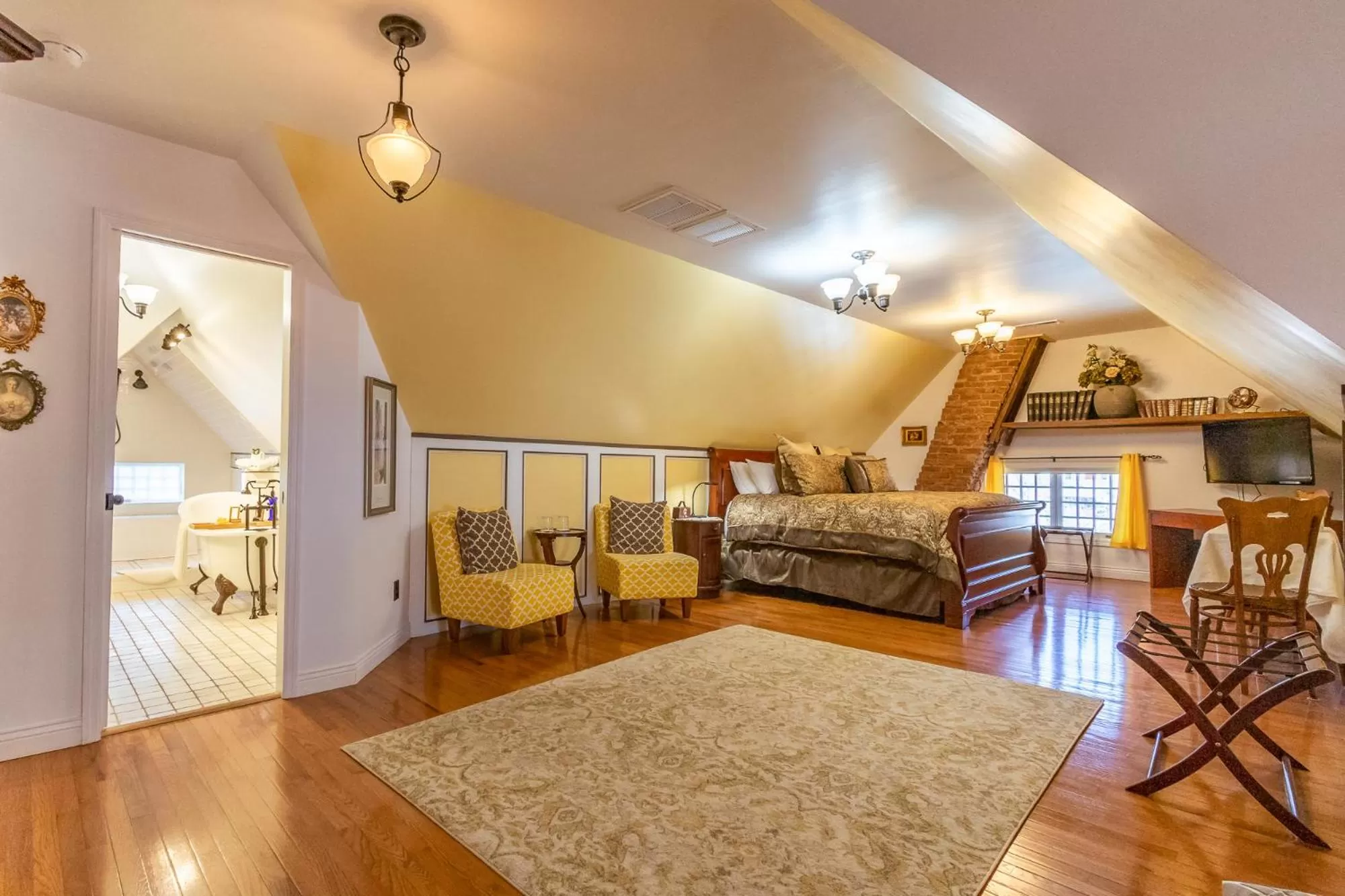 Bed, Seating Area in 1899 Inn