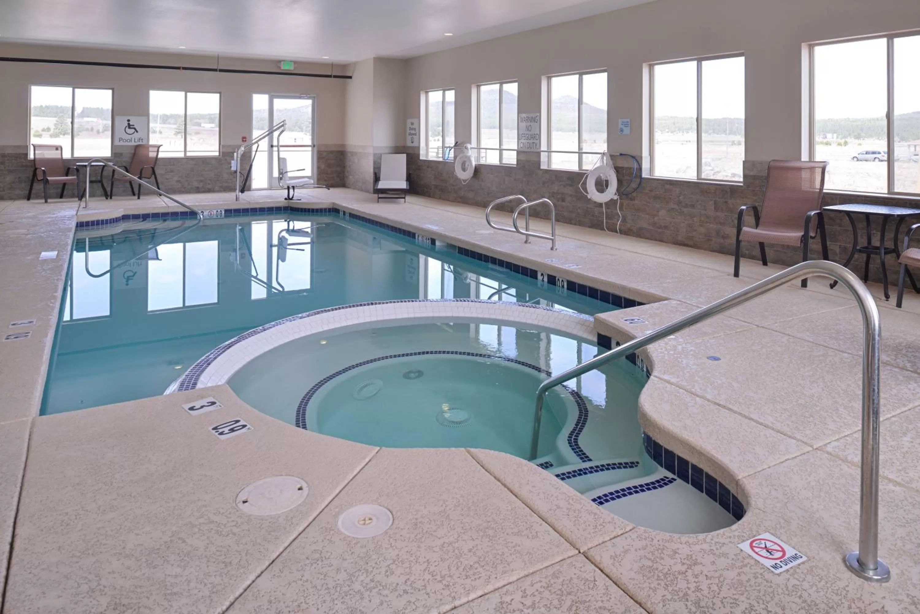 Swimming pool in Holiday Inn Express & Suites Williams by IHG