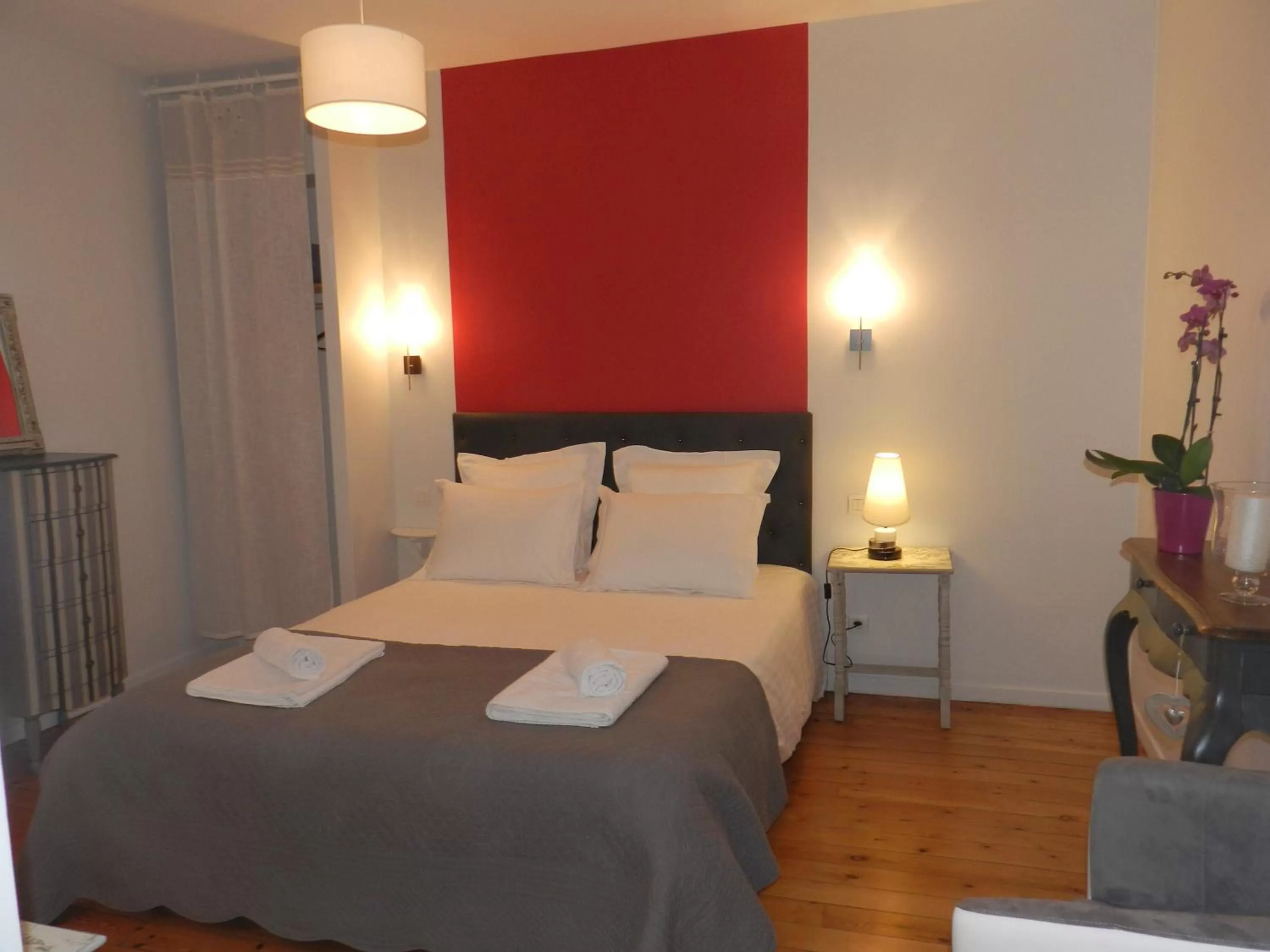 Shower, Bed in A la Fleur de Lys