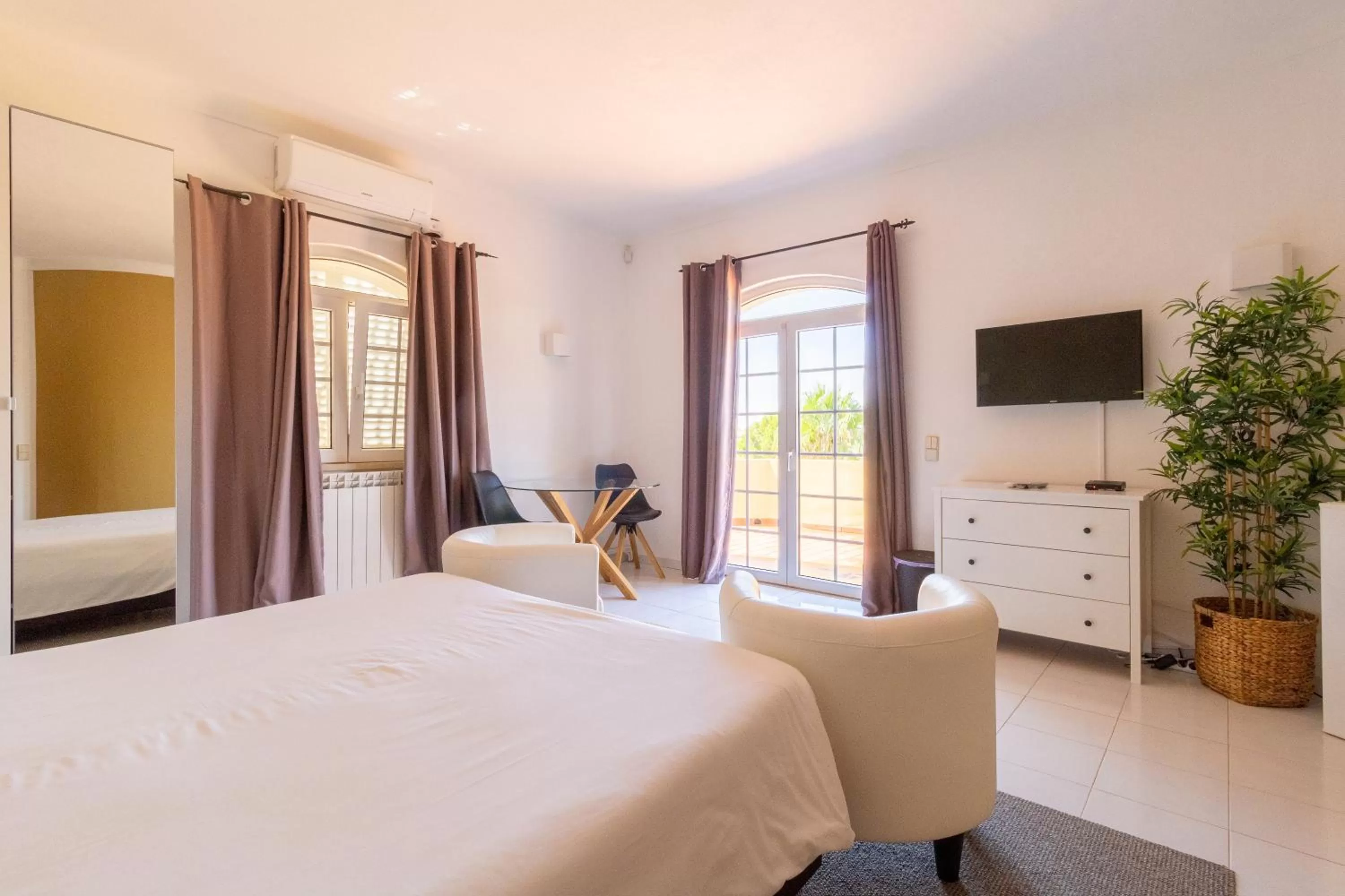 Communal lounge/ TV room, Bed in Quinta Nova Relax & Spa - Vale del Rey