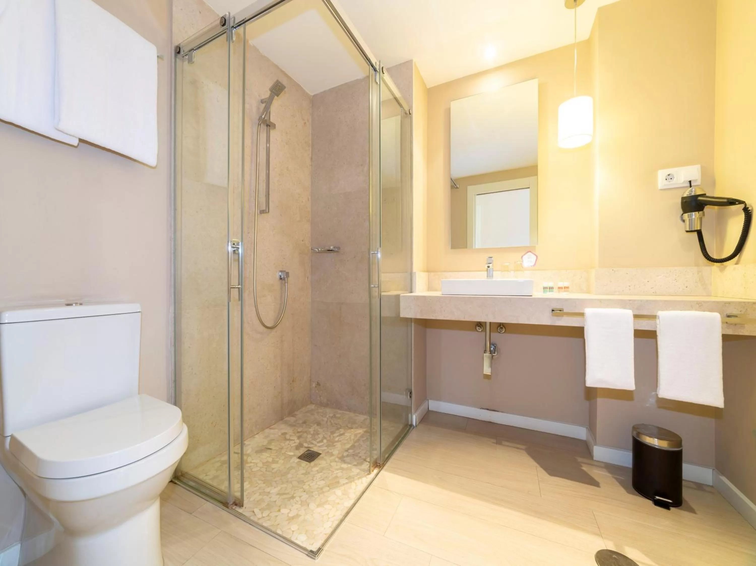 Bathroom in Hotel Altora