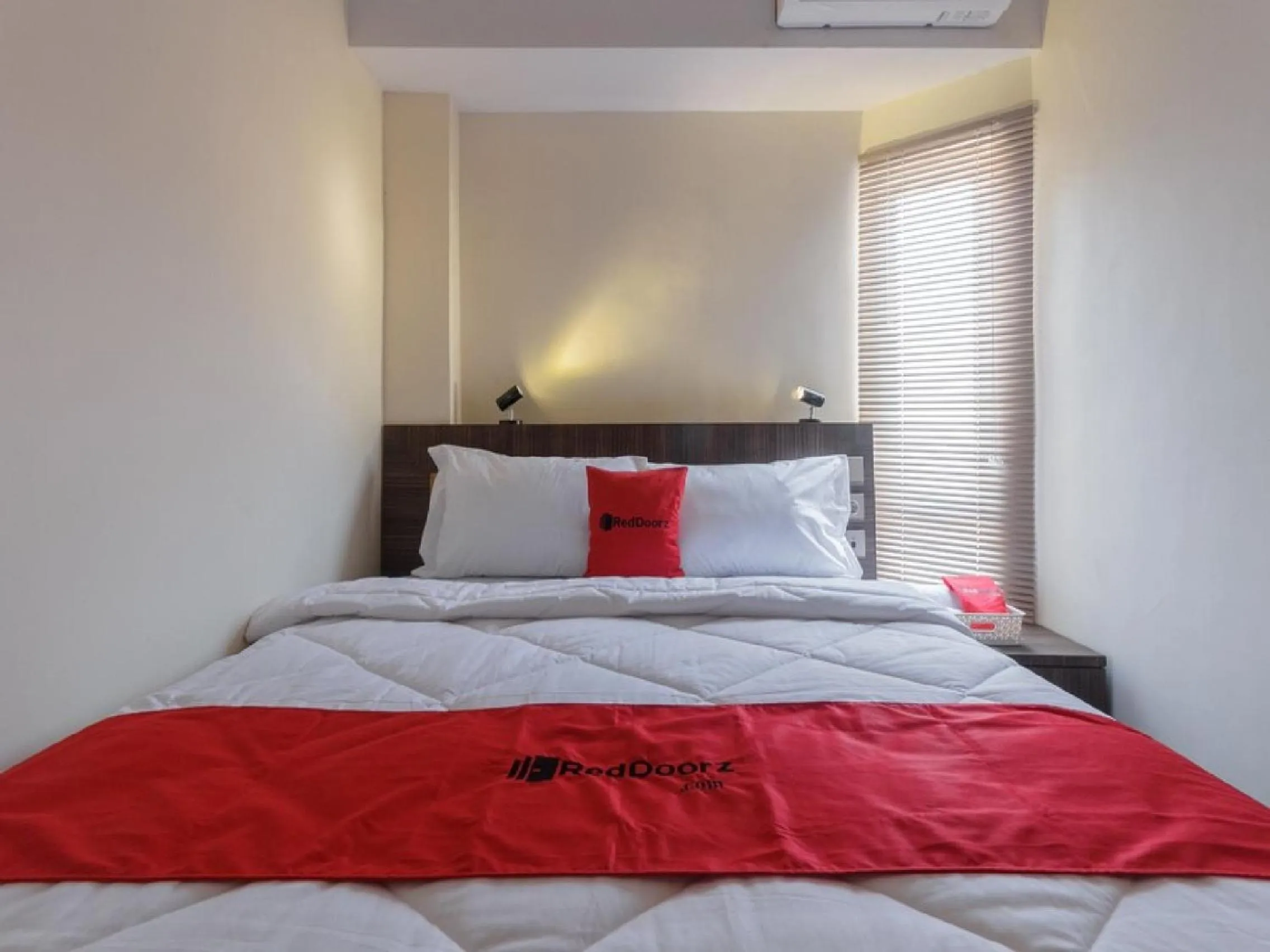 Bedroom, Bed in RedDoorz Plus at Boulevard Panakkukang Makassar