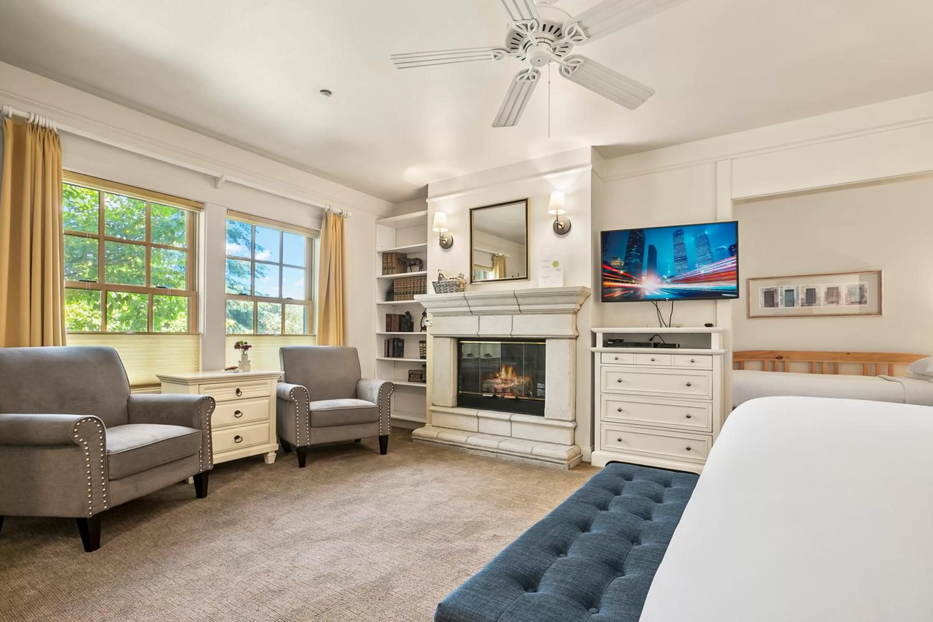 Photo of the whole room in Saratoga Inn