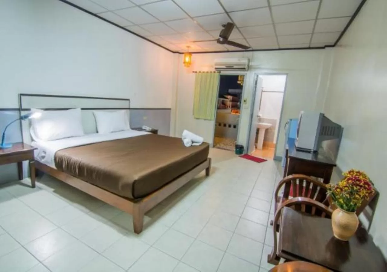 Photo of the whole room, Bed in Sutus Court 3