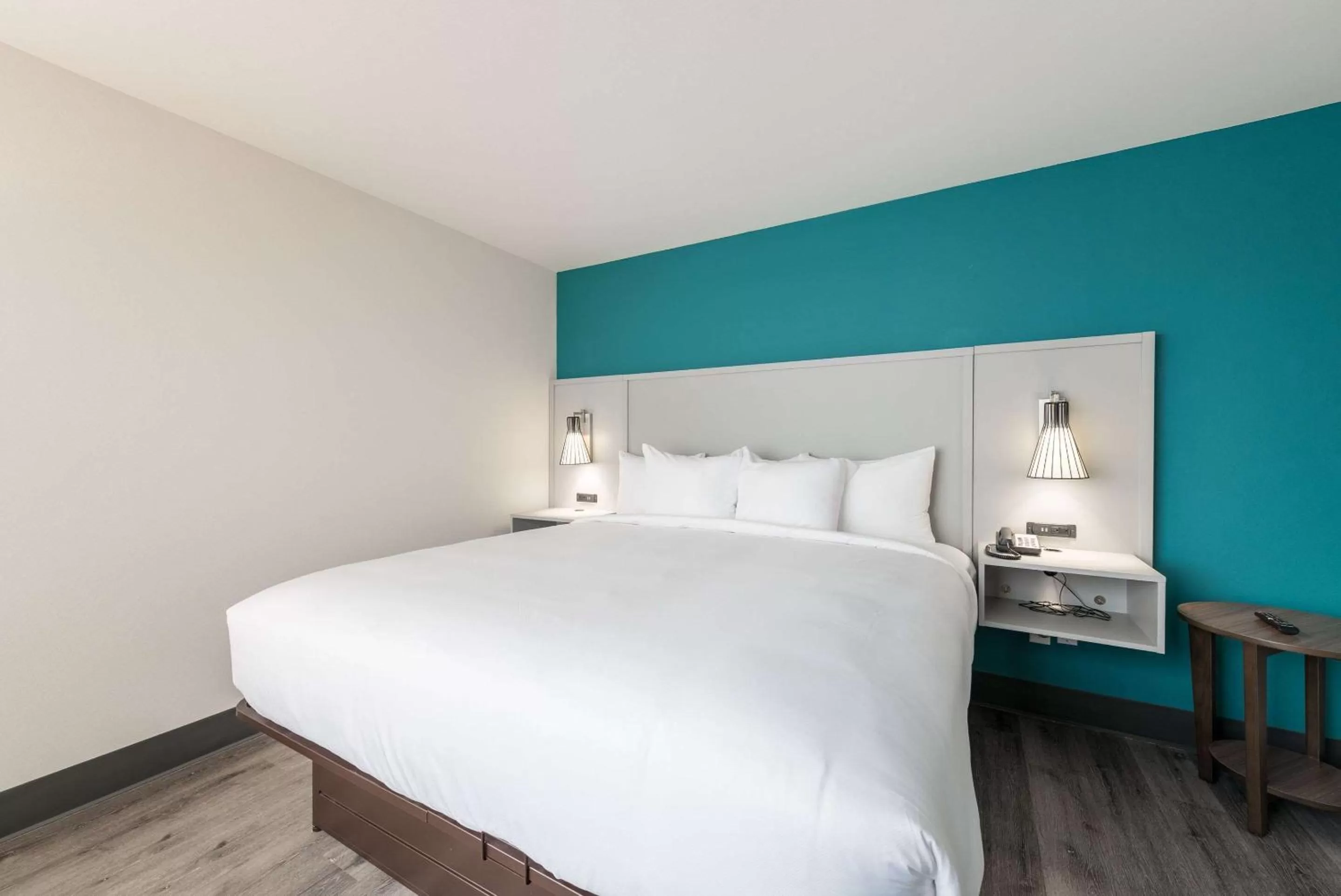 Bedroom, Bed in Comfort Suites Colorado Springs East - Medical Center Area