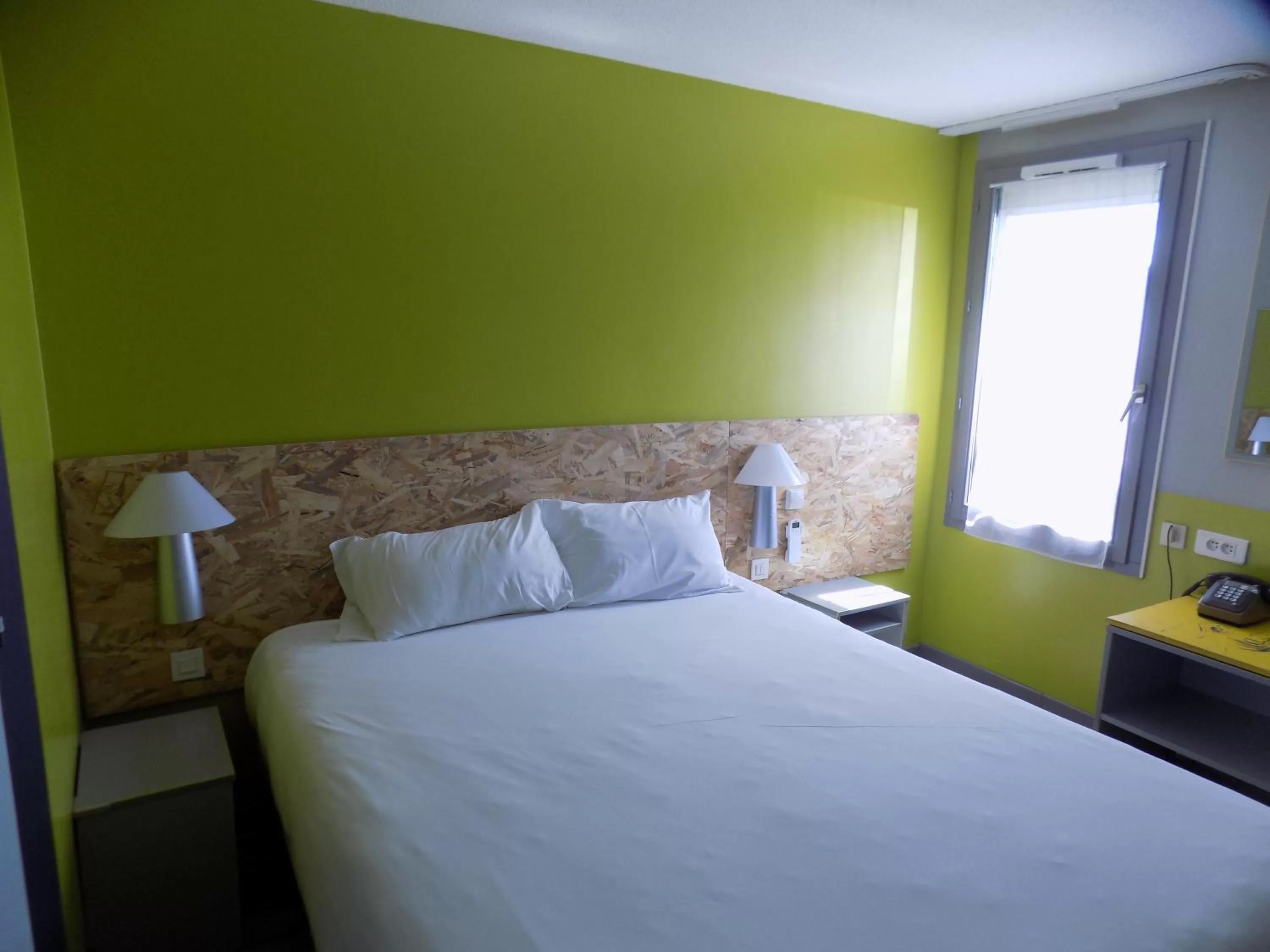 Bed in NESTOR HOTEL GAP et Restaurant