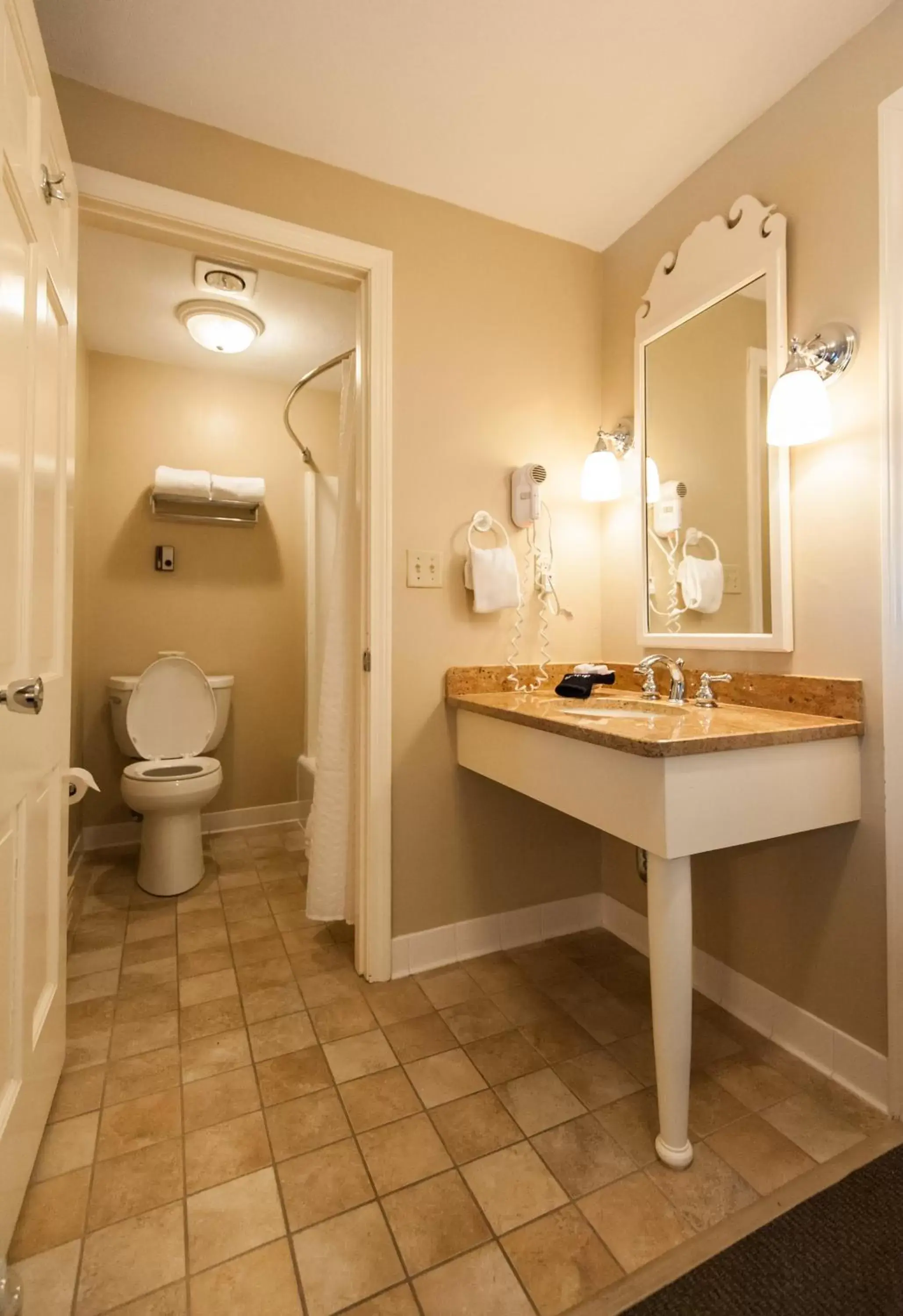 Queen Room - Non-Smoking in The Inn at Scituate Harbor Queen Room - Non-Smoking in The Inn at Scituate Harbor