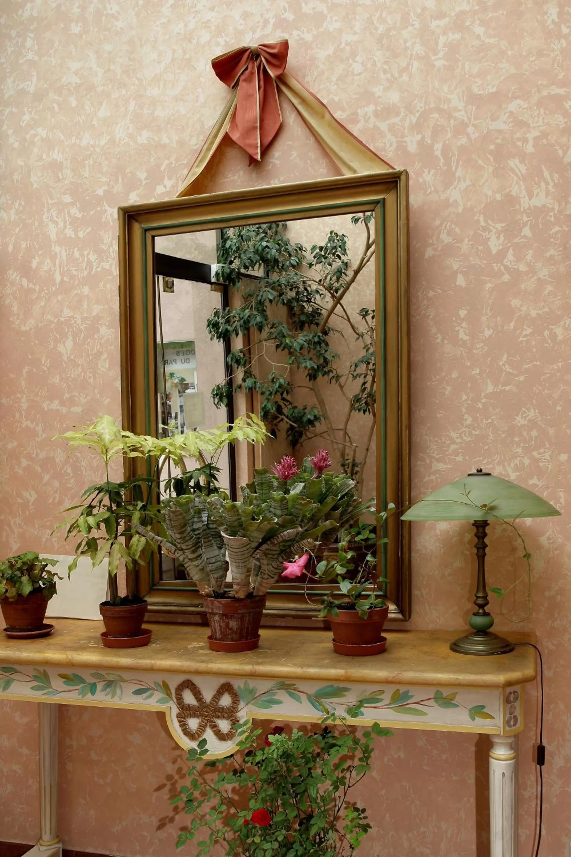 Decorative detail in Les Loges Du Parc