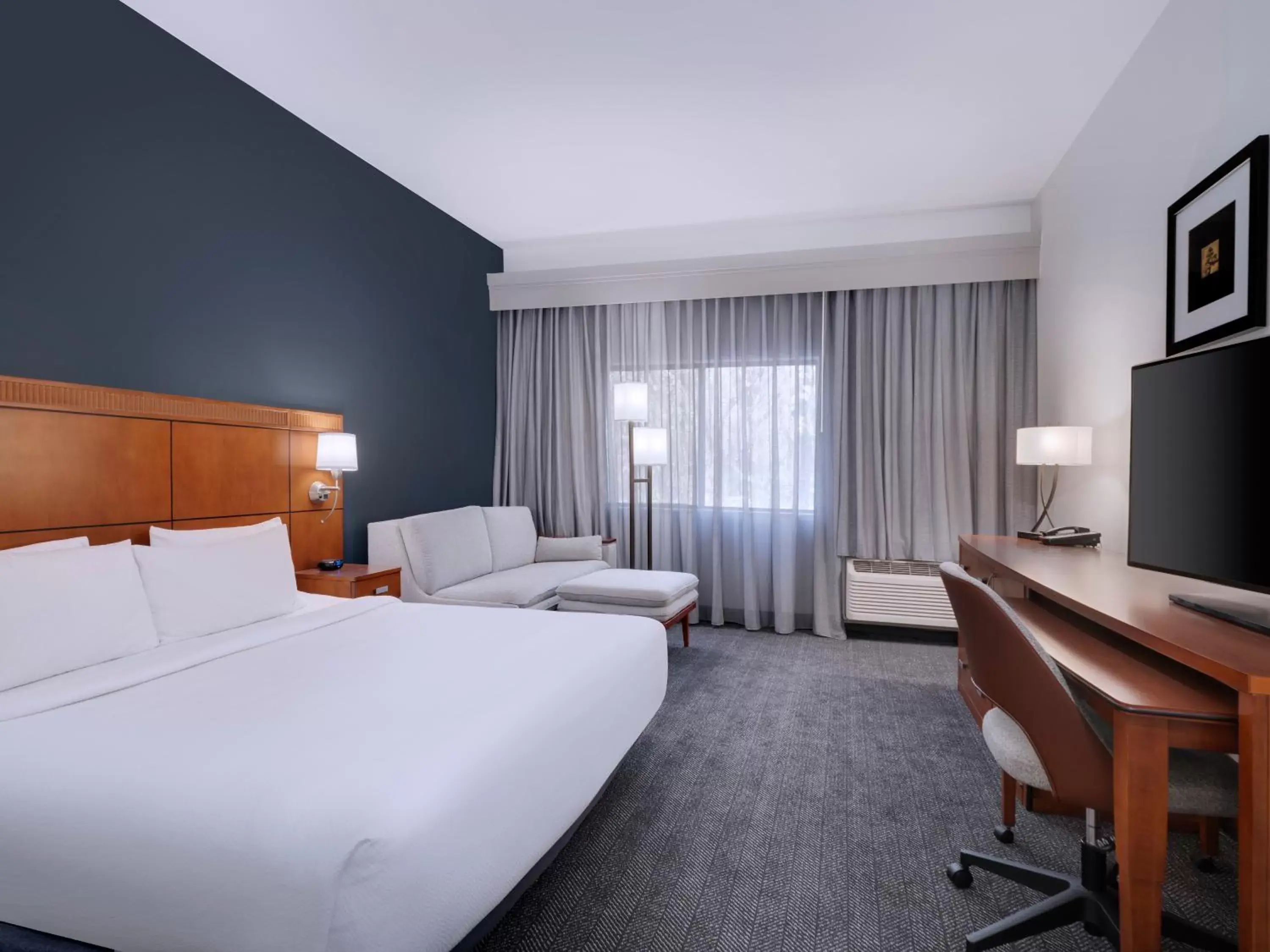 King Room with Sofa Bed in Courtyard Tampa North / I-75 Fletcher King Room with Sofa Bed in Courtyard Tampa North / I-75 Fletcher