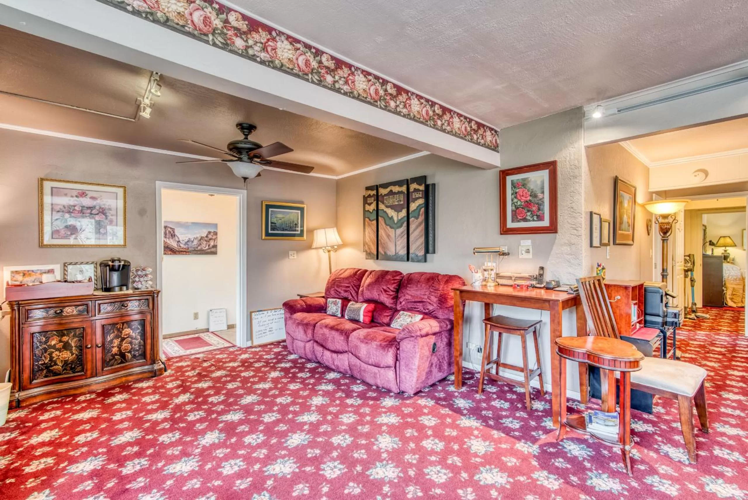 Lobby or reception in A Bed of Roses