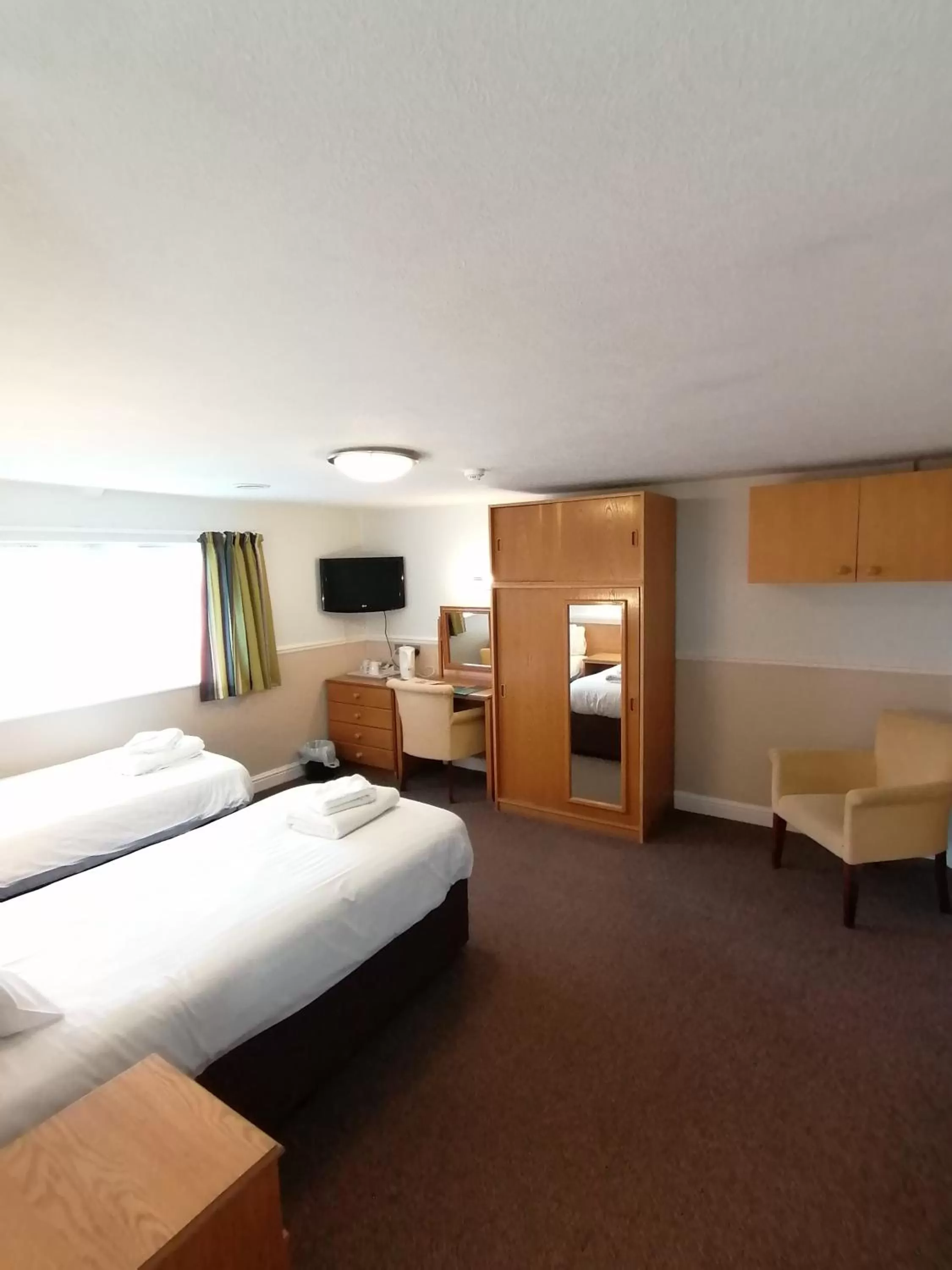 Bedroom, Bed in North Shore Hotel