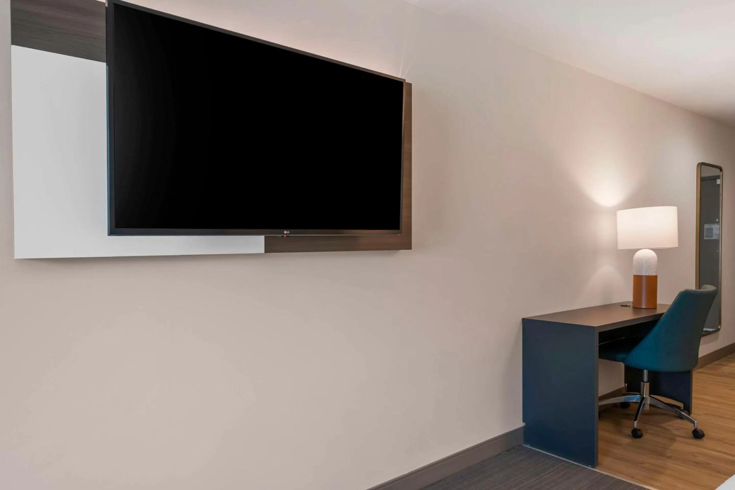 King Suite with Tub - Disability Access/Non Smoking in Comfort Suites St Augustine Historic District Area