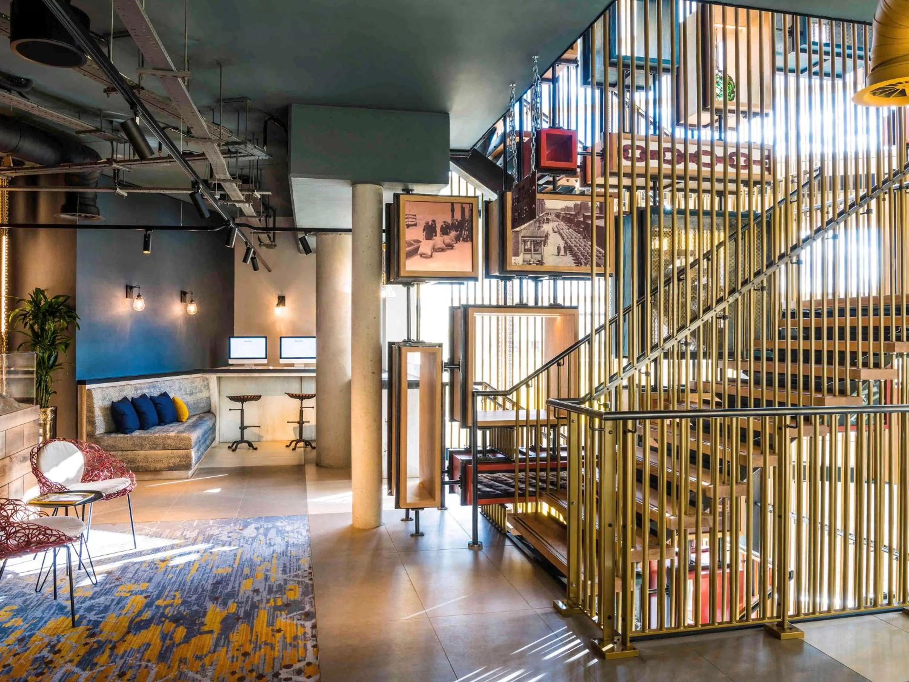 Lounge or bar in Novotel London Canary Wharf