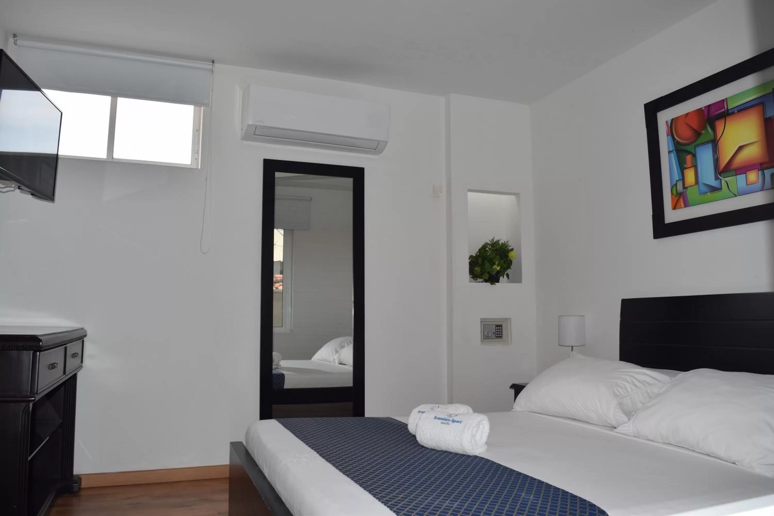 Toilet, Bed in Hotel Travelers Sport