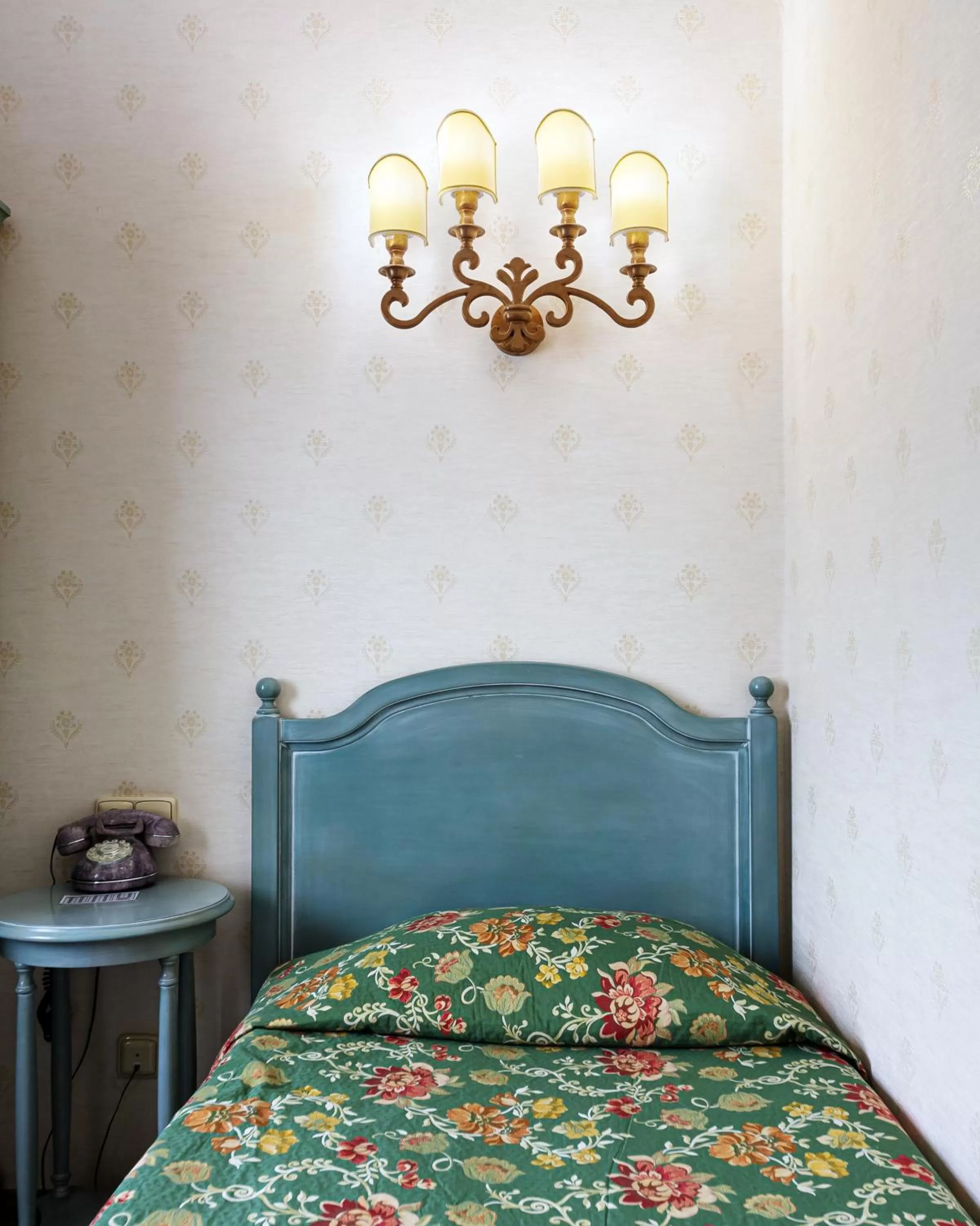 Photo of the whole room, Bed in Edelweiss