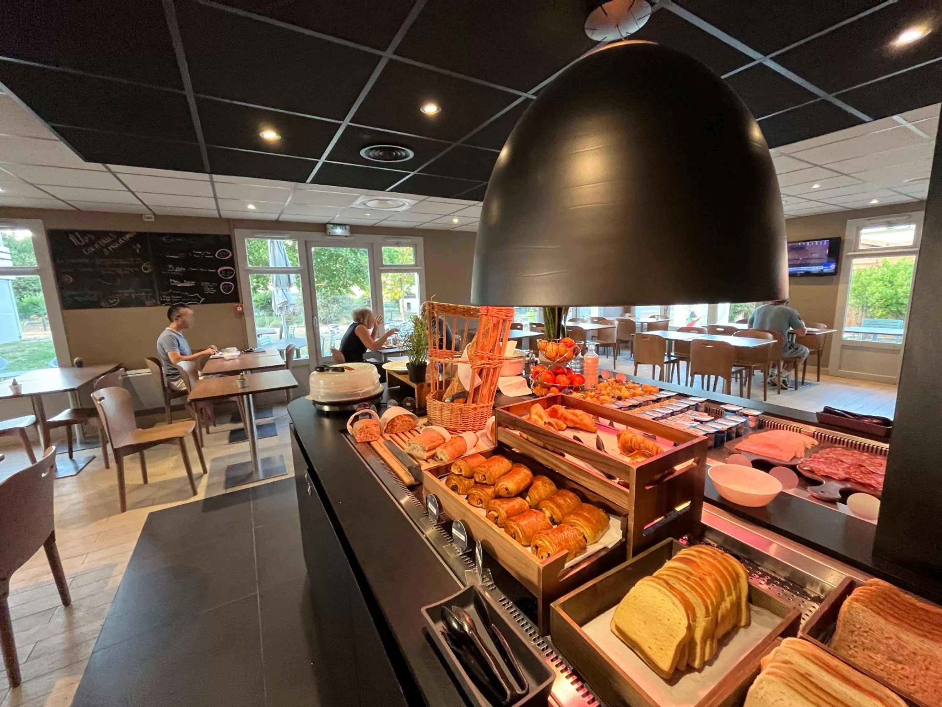 Restaurant/Places to Eat in Campanile Roissy - Saint Witz