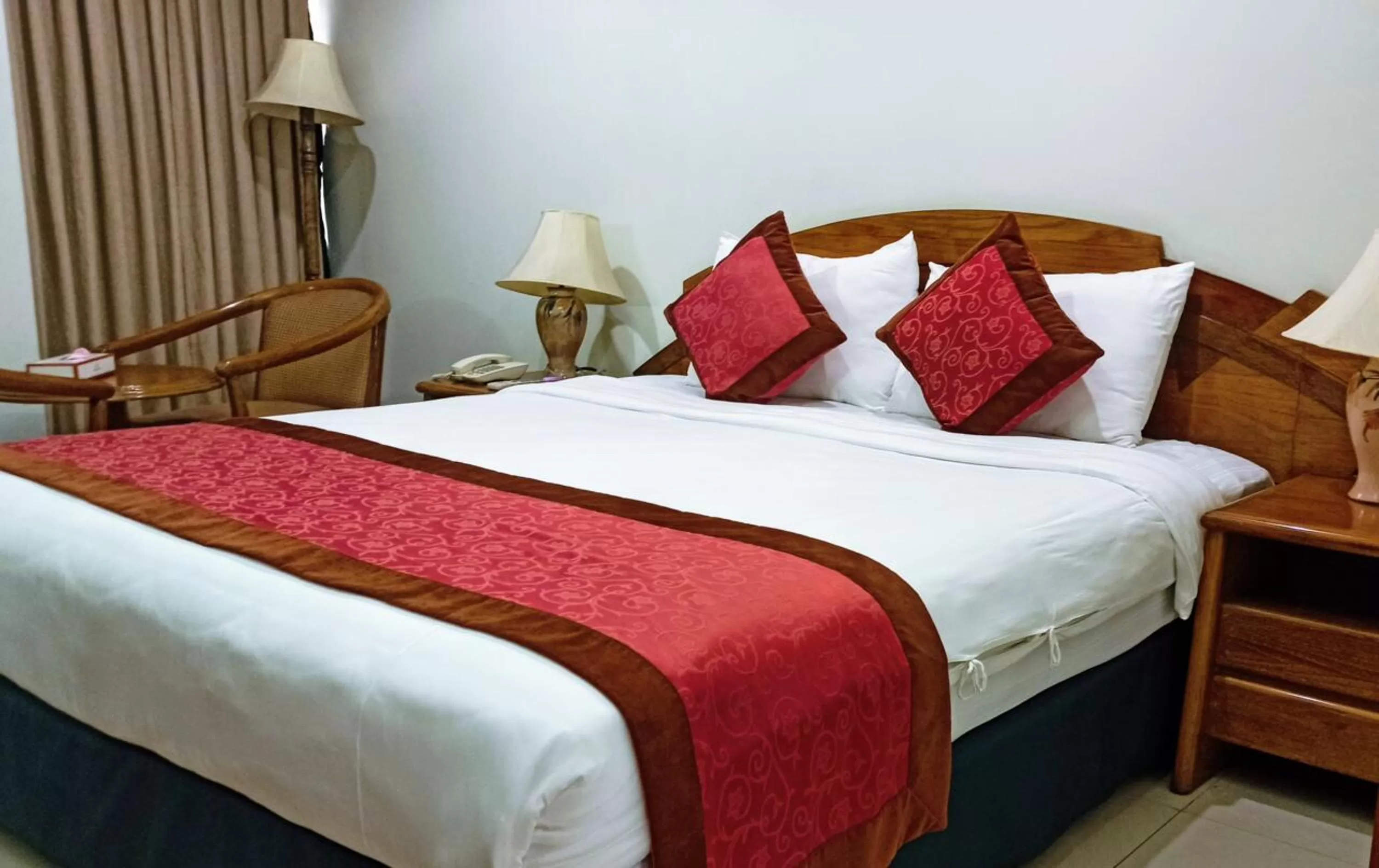 Bed in Hotel Victory - Best in City Center