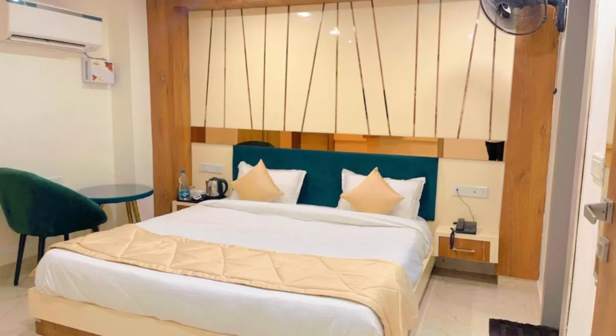 Photo of the whole room, Bed in City View With Garden -5 Mins Walk From GOLDEN TEMPLE