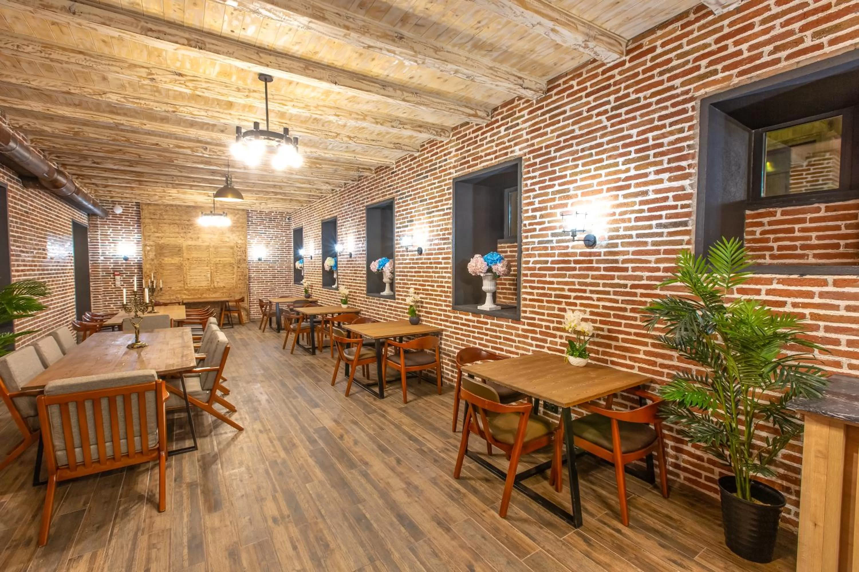 Restaurant/places to eat in Royal Inn