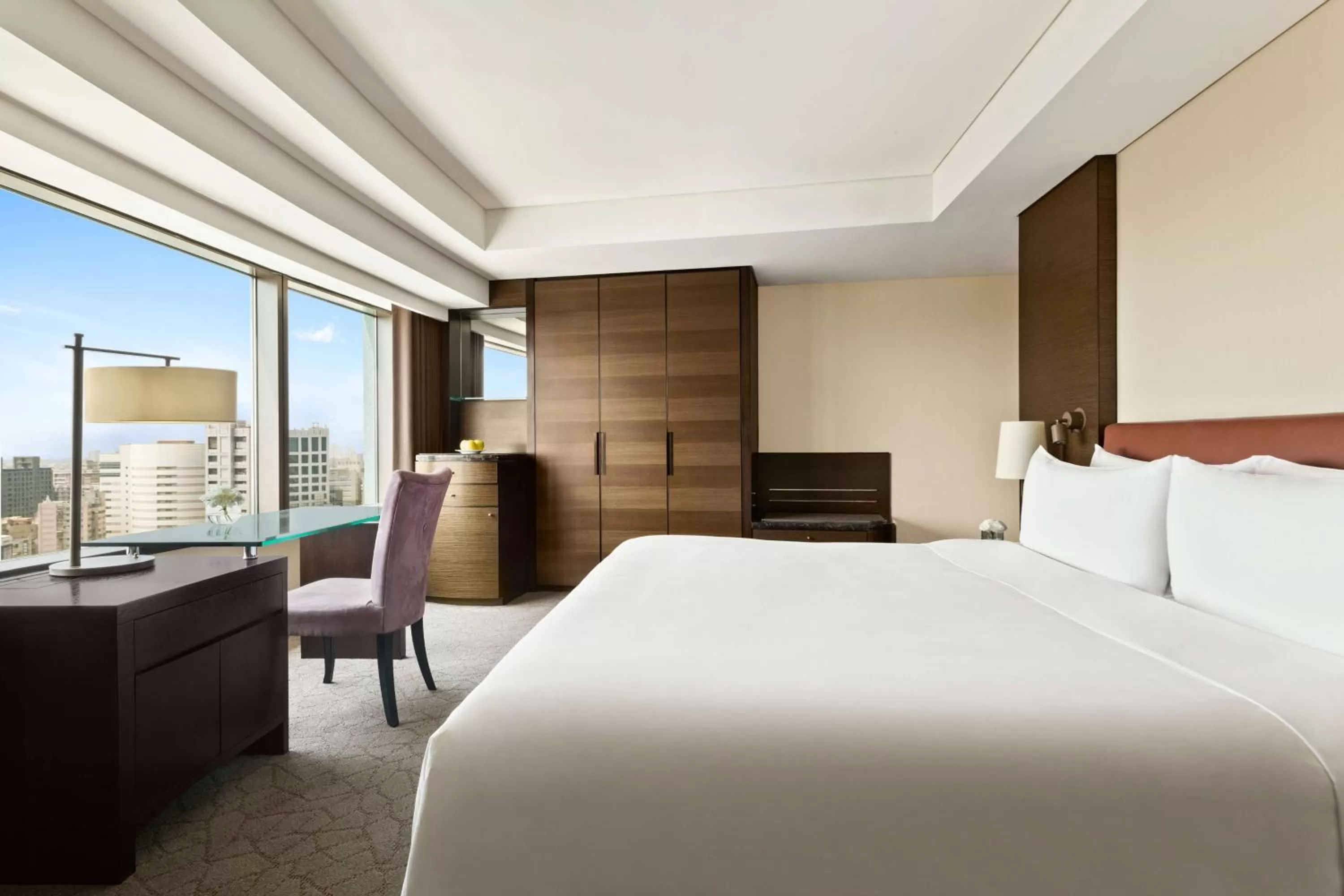 Photo of the whole room, Bed in Shangri-La Far Eastern Tainan