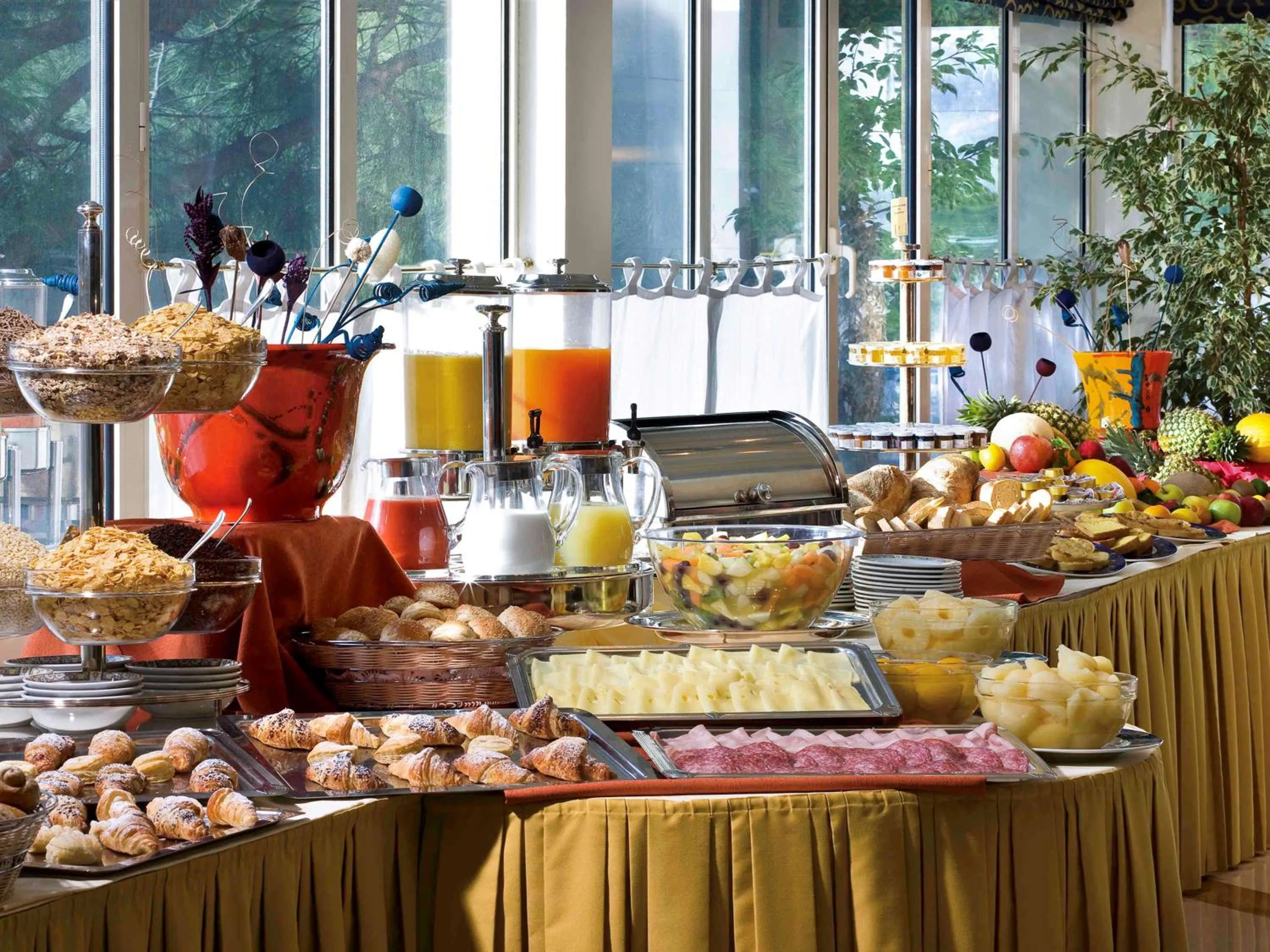 Restaurant/places to eat in Mercure Roma West