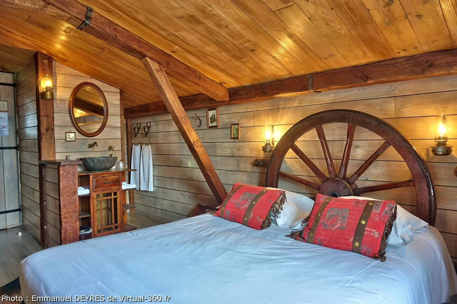 Bed in Hôtel de Bretagne - anciennement Queen Serenity Hotel