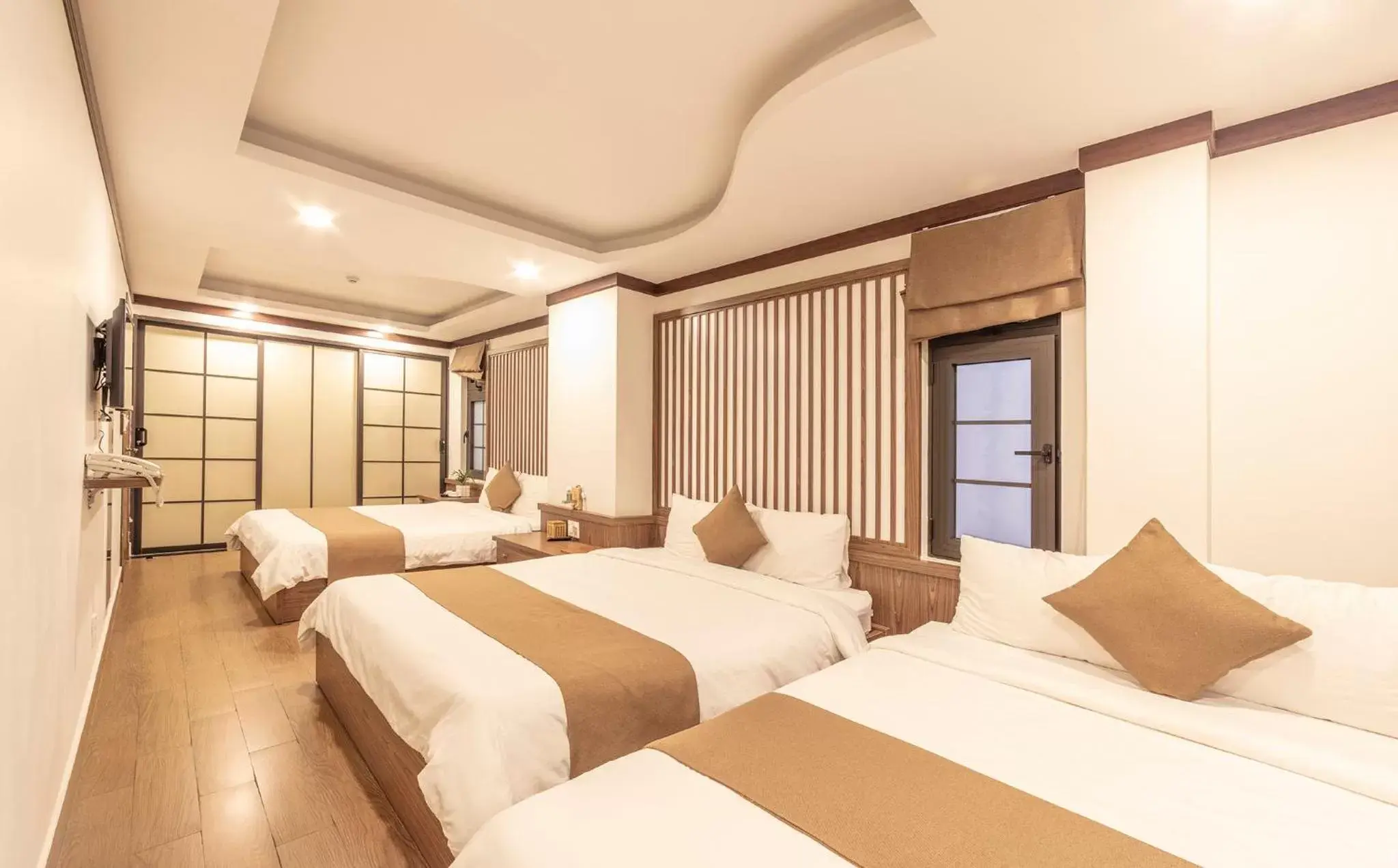 Standard Family Room in Khai Ngoc Hotel Standard Family Room in Khai Ngoc Hotel