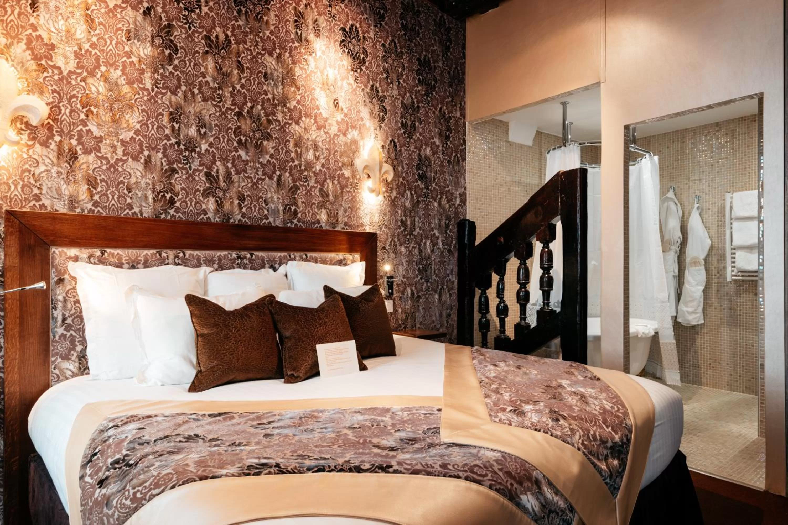 Photo of the whole room, Bed in Le Temple De Jeanne