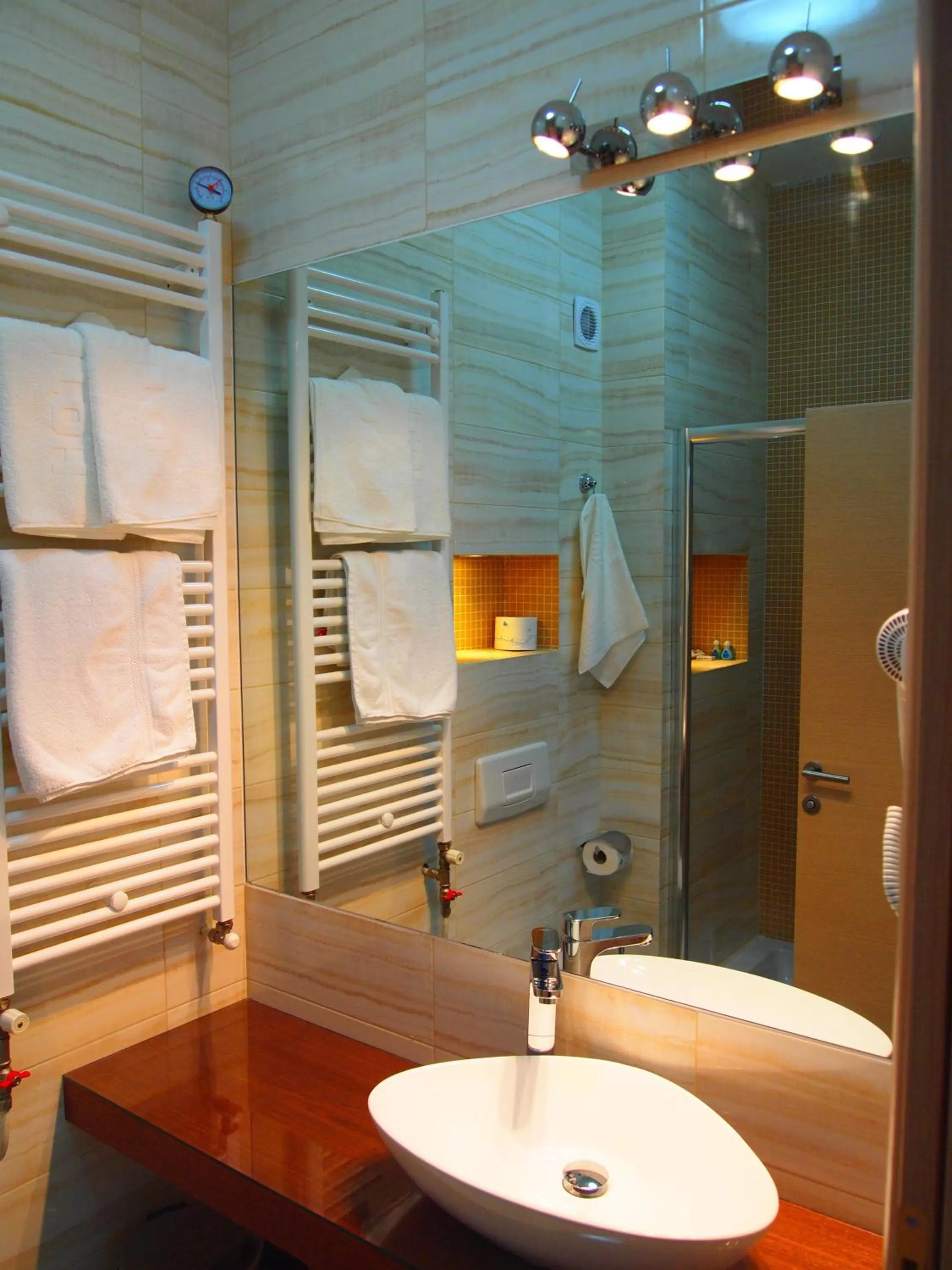 Toilet in Hotel Tim's