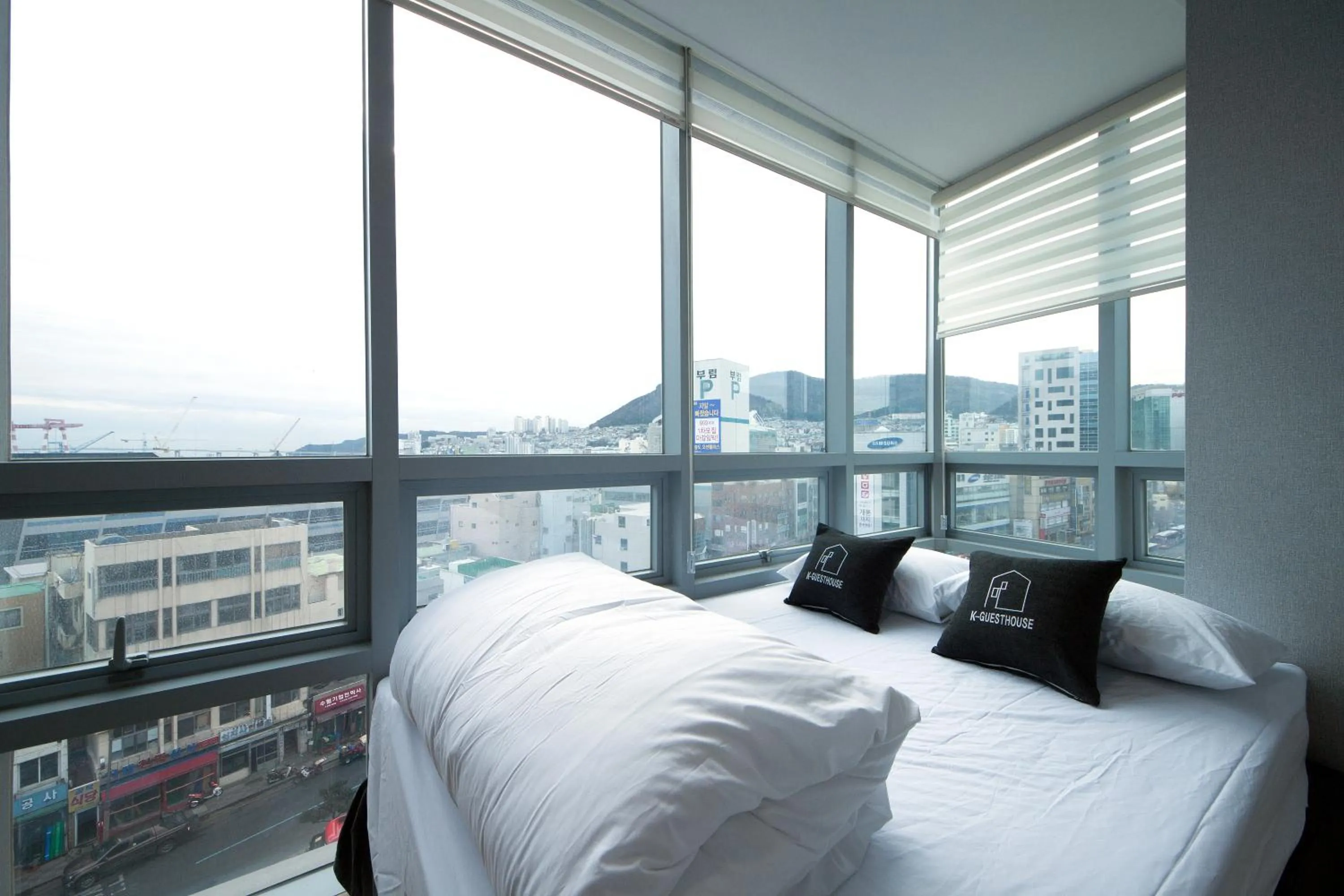 Bedroom, Bed in K-Guesthouse Premium Nampo 1