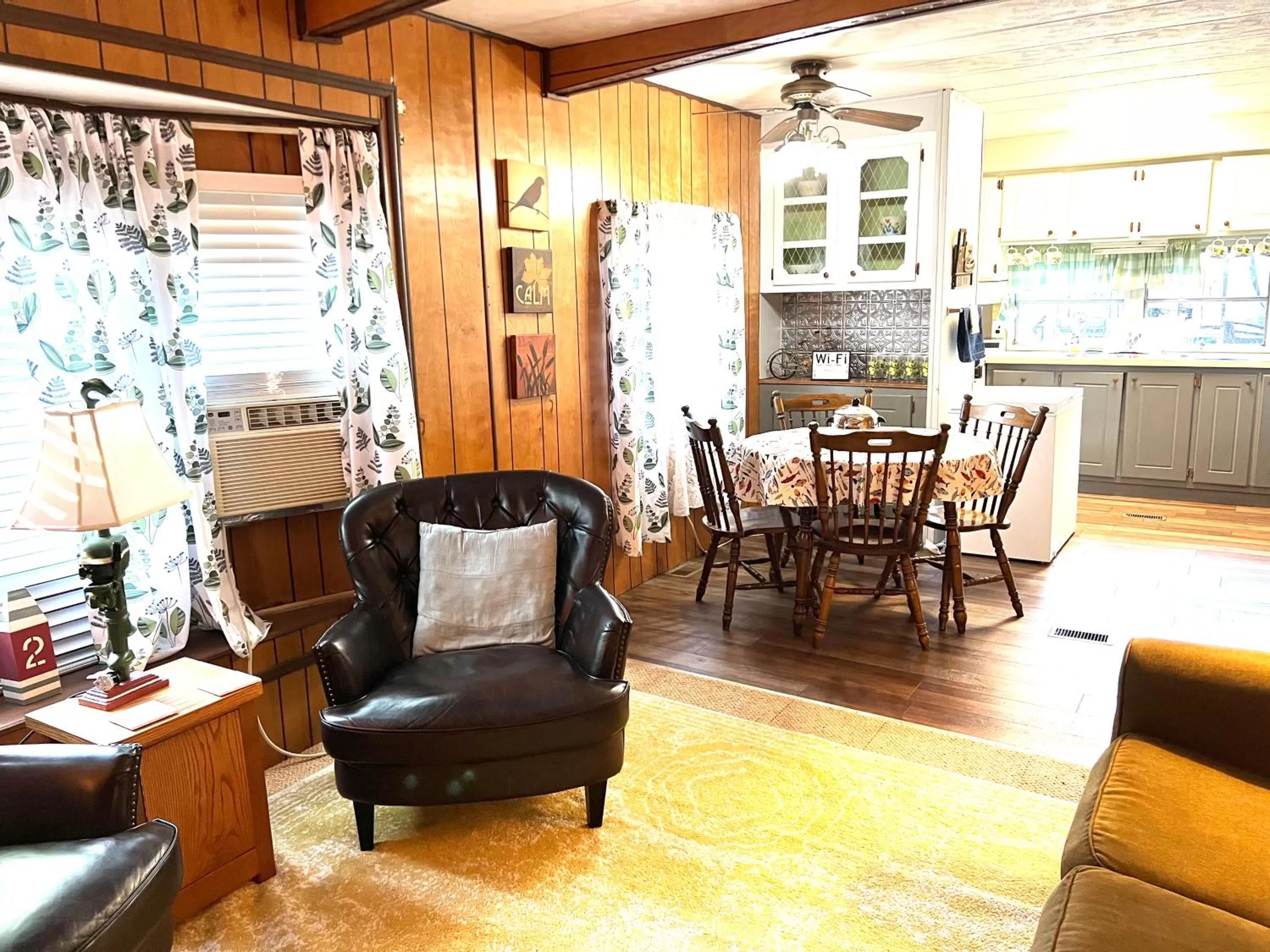 Living room in White Caps Motel and RV Park