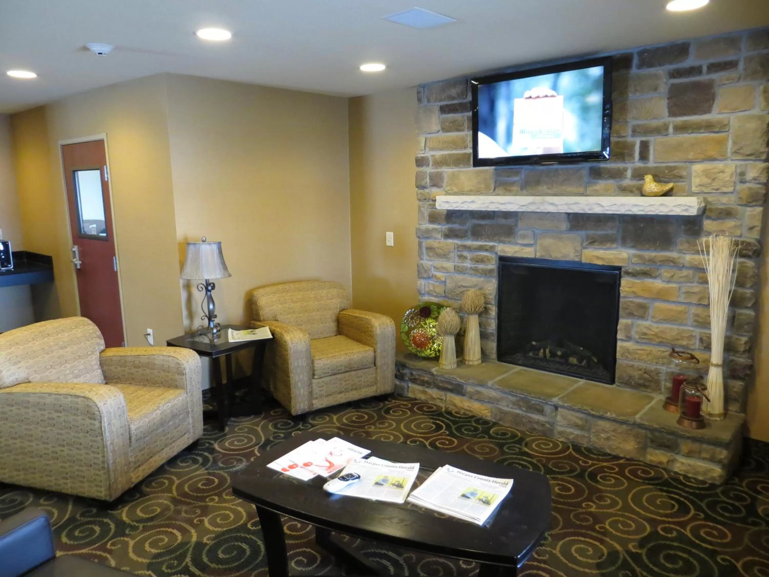 Communal lounge/ TV room in Cobblestone Inn & Suites - Harper