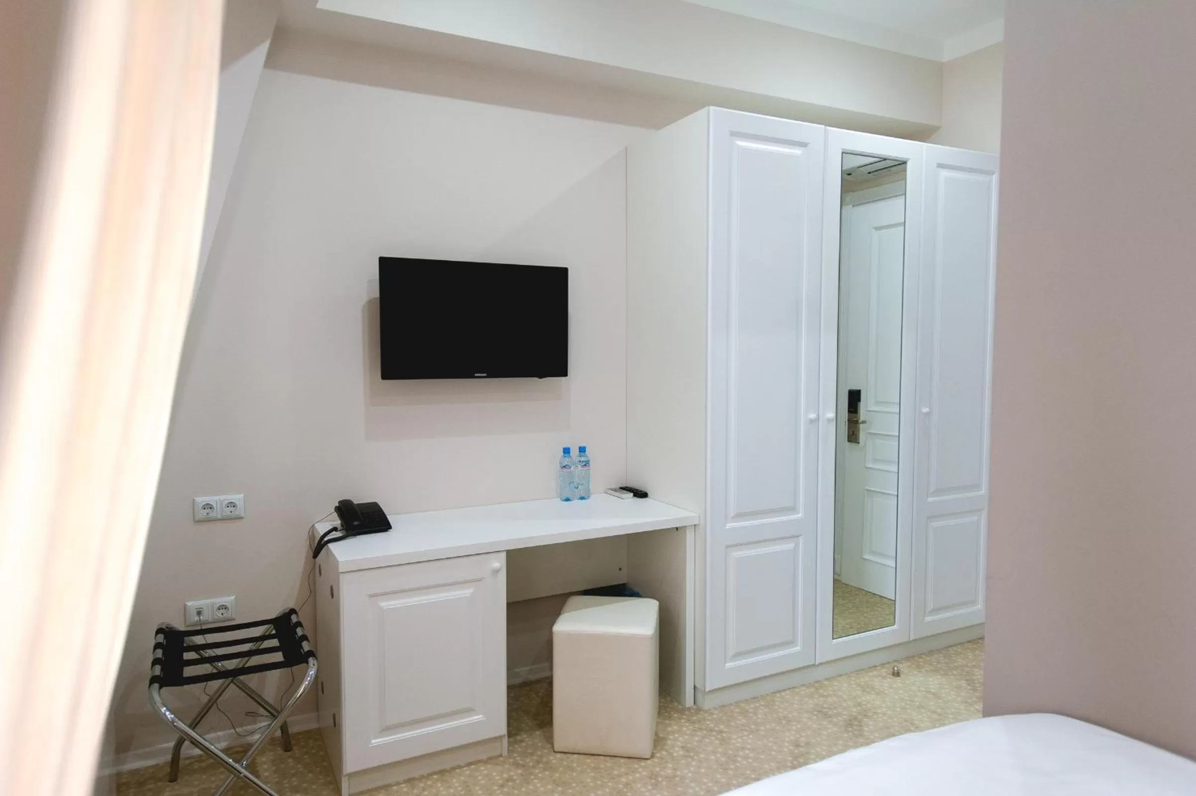 Decorative detail, Bed in Piazza Four Colours