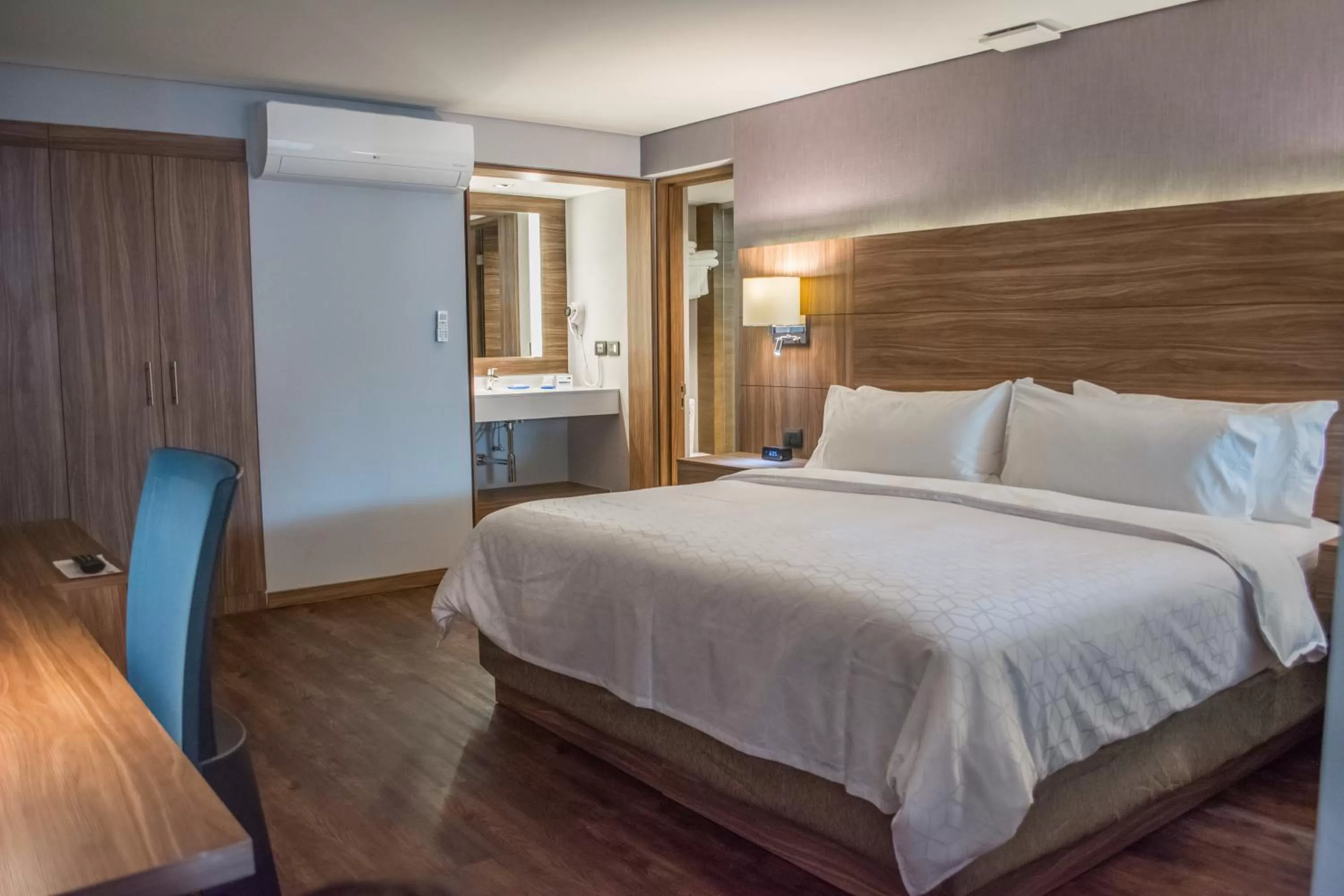 Photo of the whole room, Bed in Holiday Inn Express Morelia by IHG