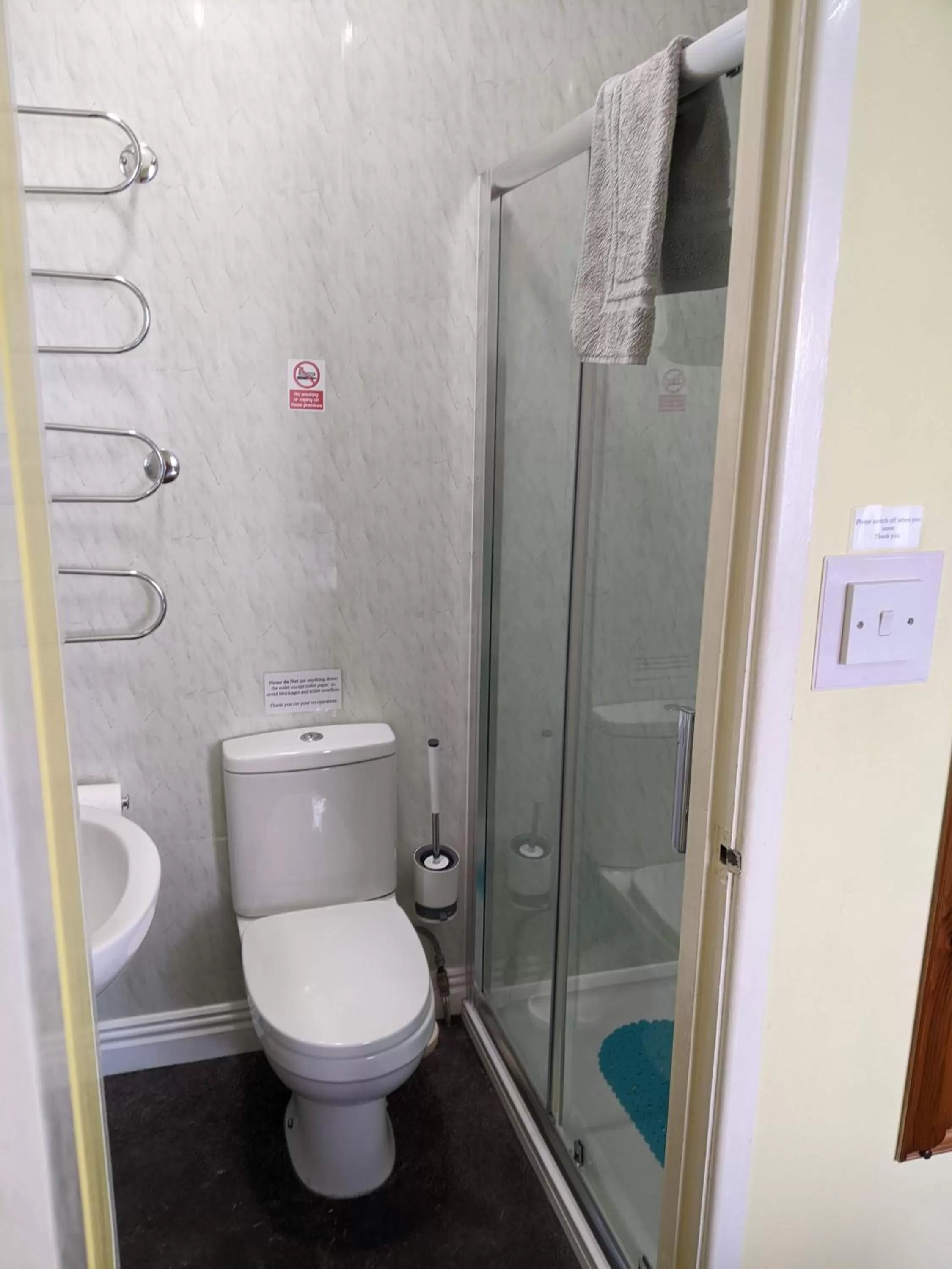 Kingswinford Guest House with Free Parking