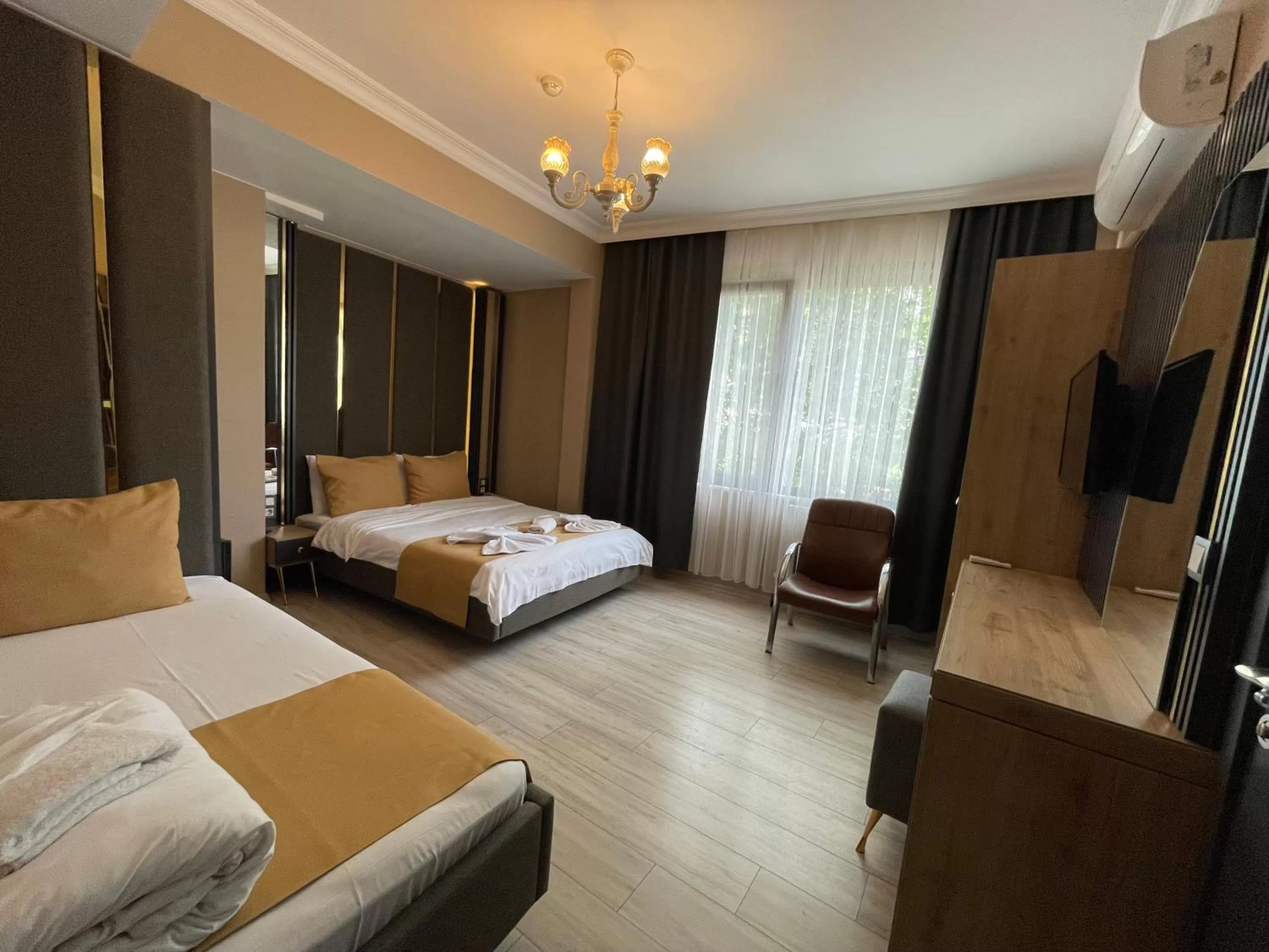 Photo of the whole room, Bed in New Taksim Hotel