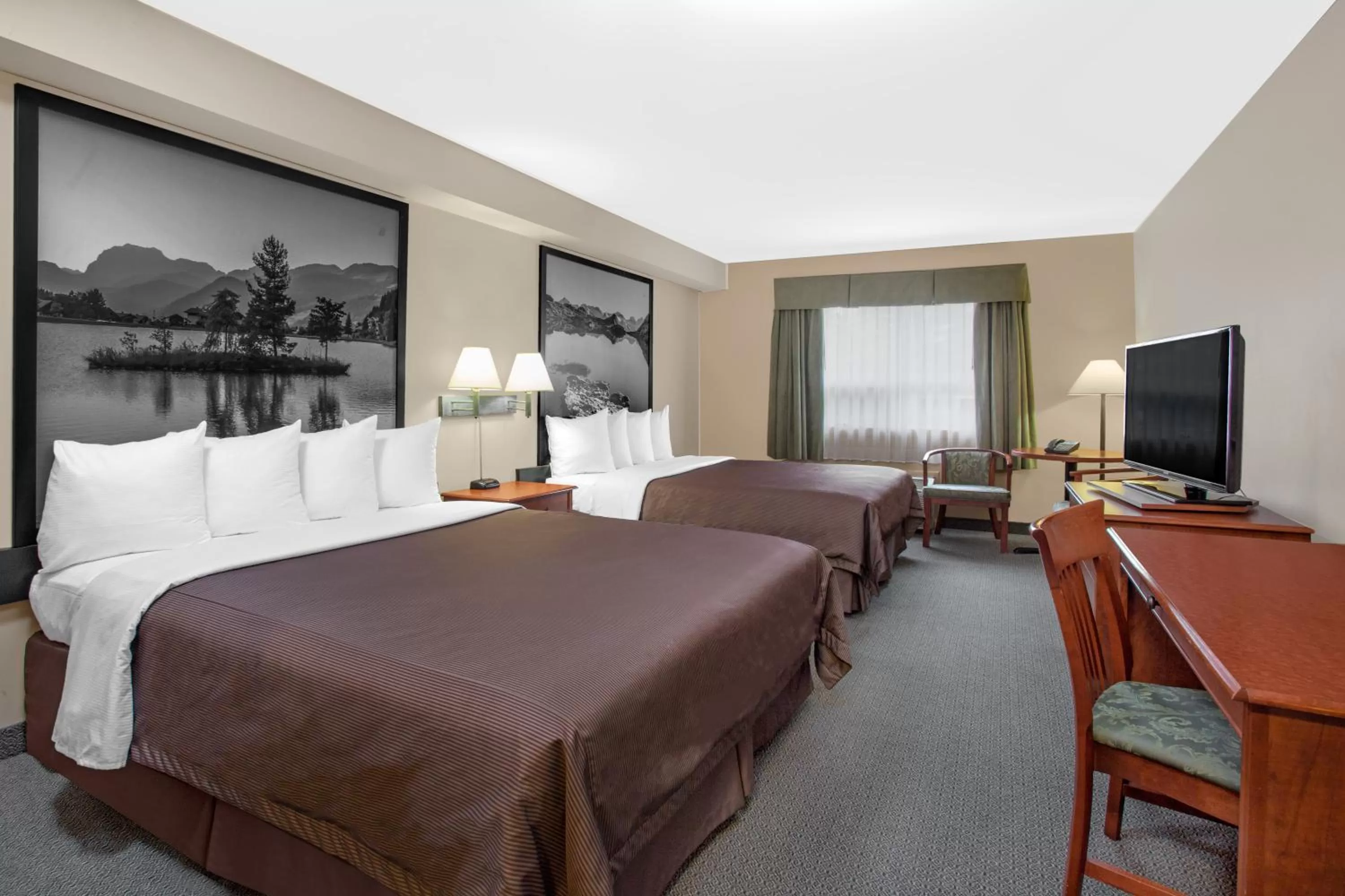 Photo of the whole room, Bed in Super 8 by Wyndham Sault Ste Marie On