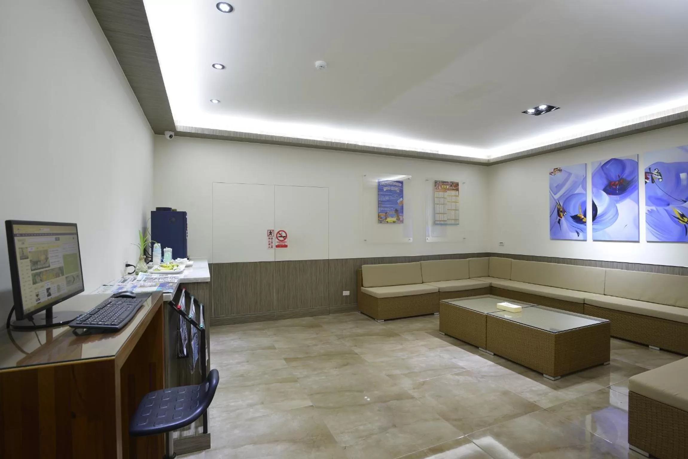 Communal lounge/ TV room in Duo Romance Hotel