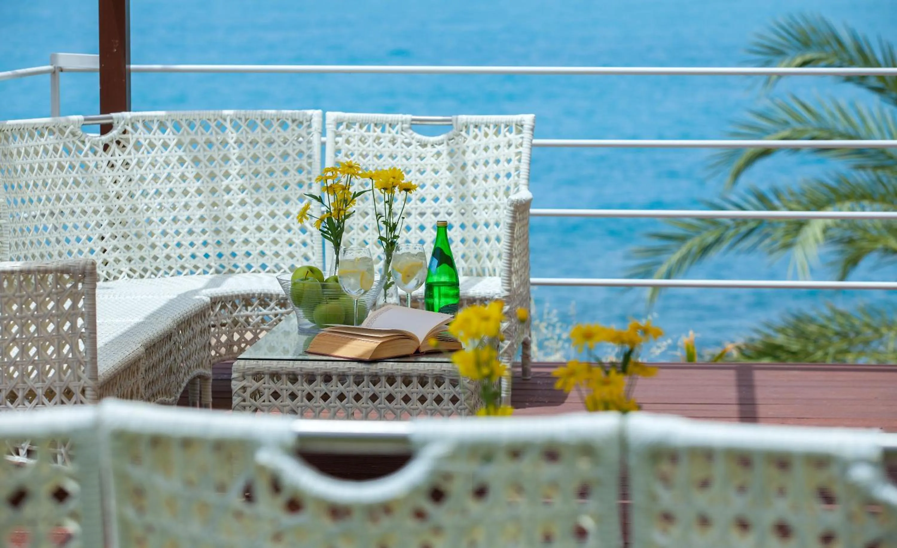 Lounge or bar in Queens Bay Hotel