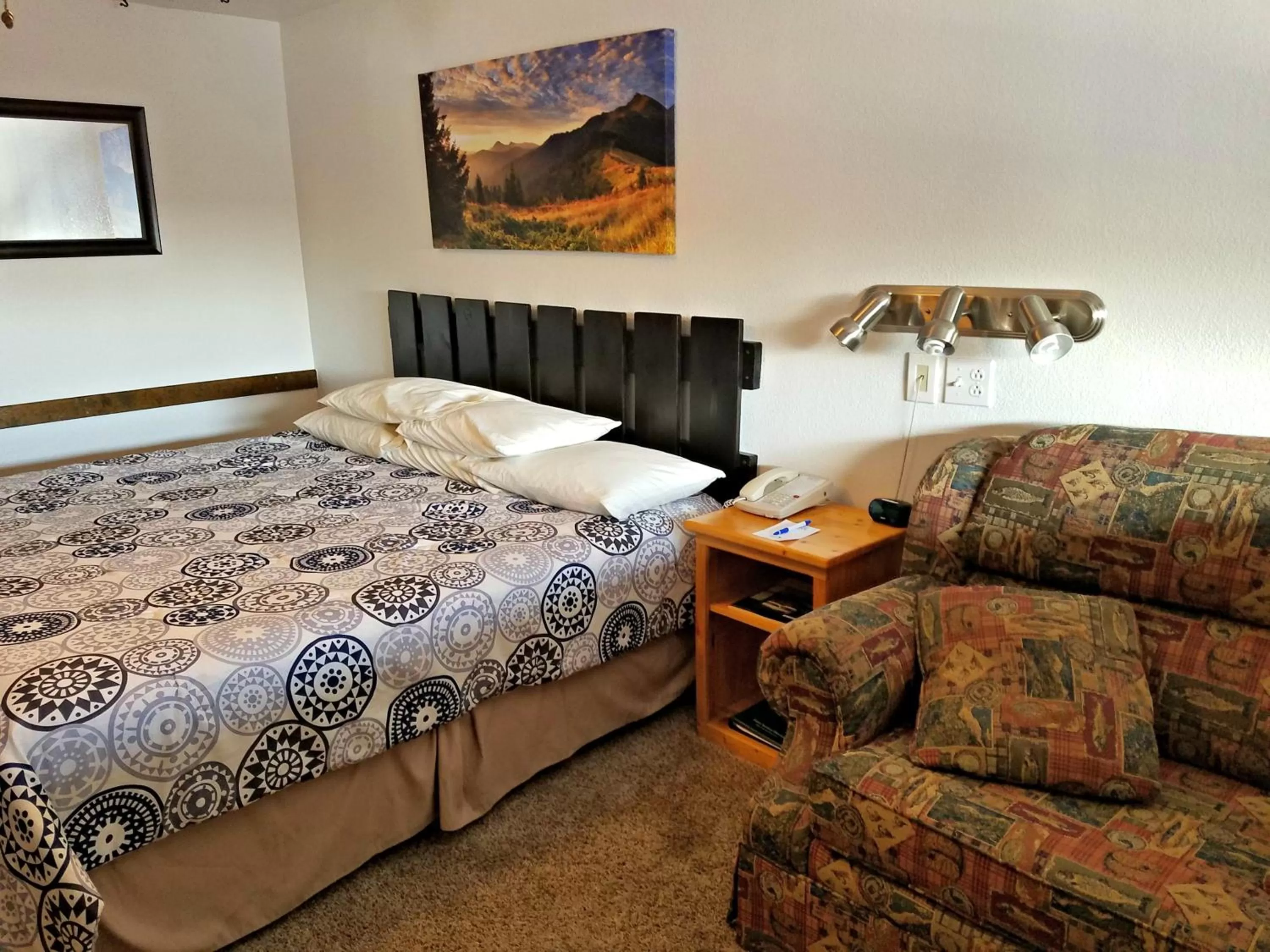 Photo of the whole room, Bed in Soldotna Inn