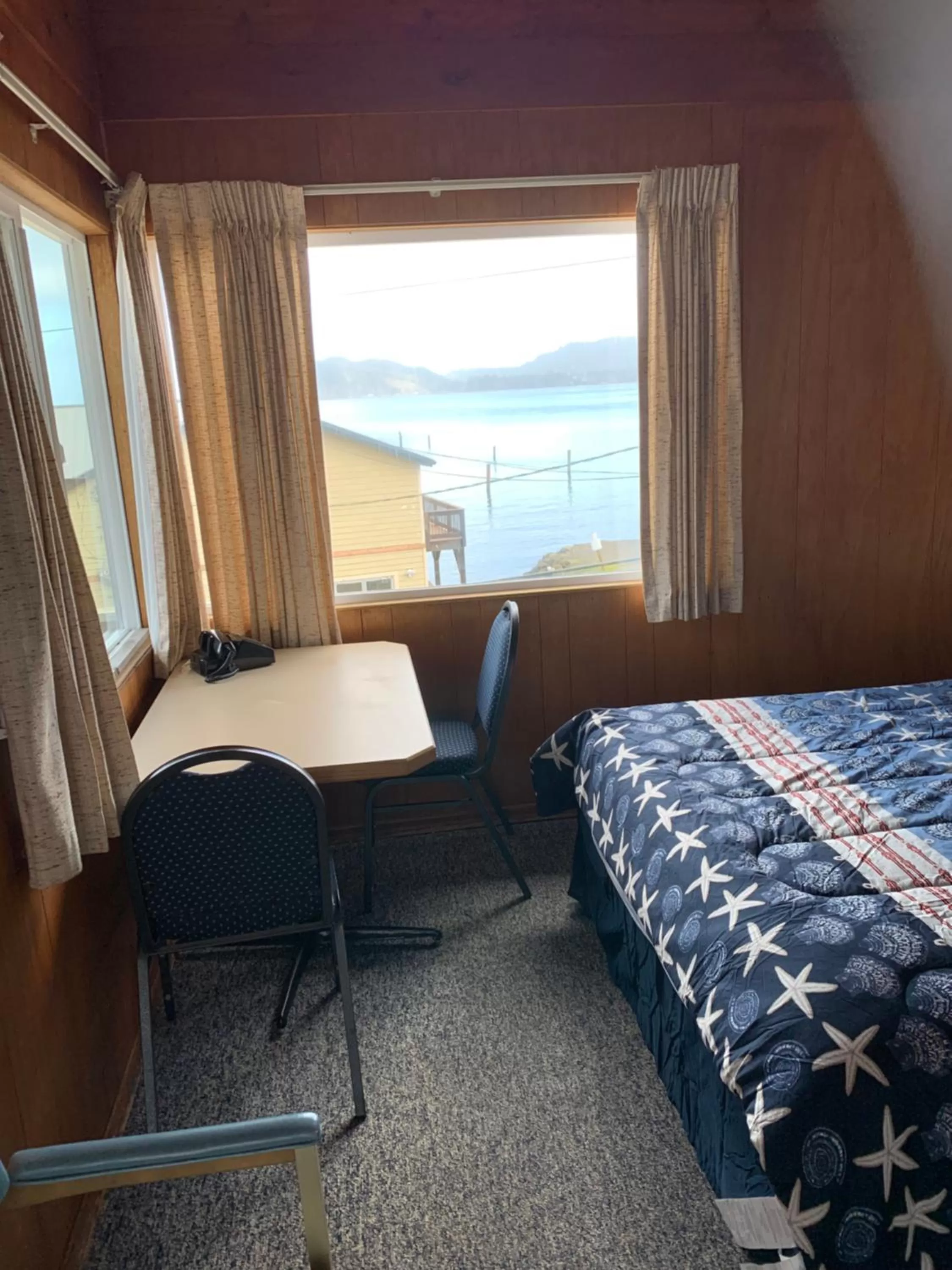 Bed in Curley's Resort & Dive Center