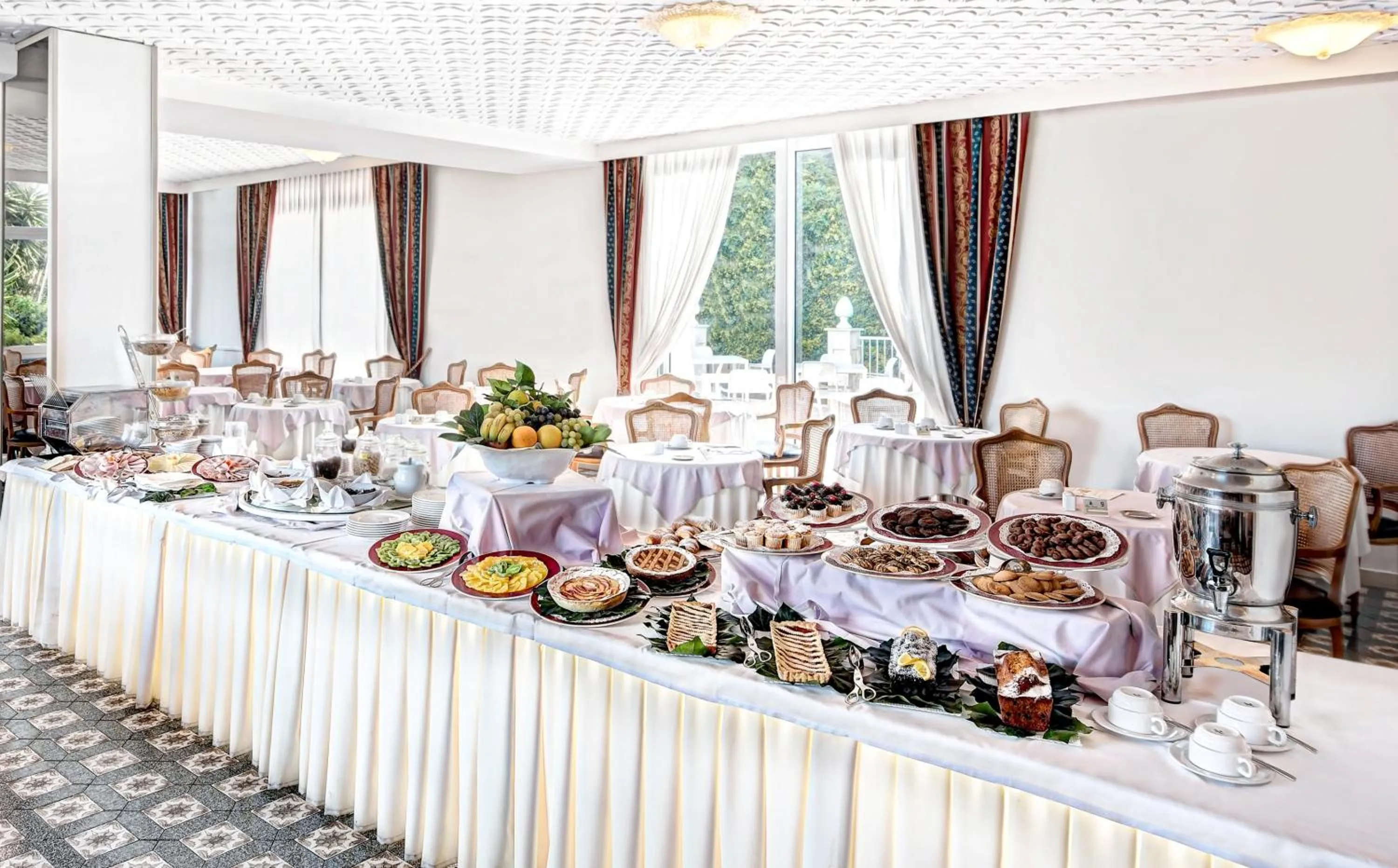 Restaurant/places to eat in Hotel Caravel