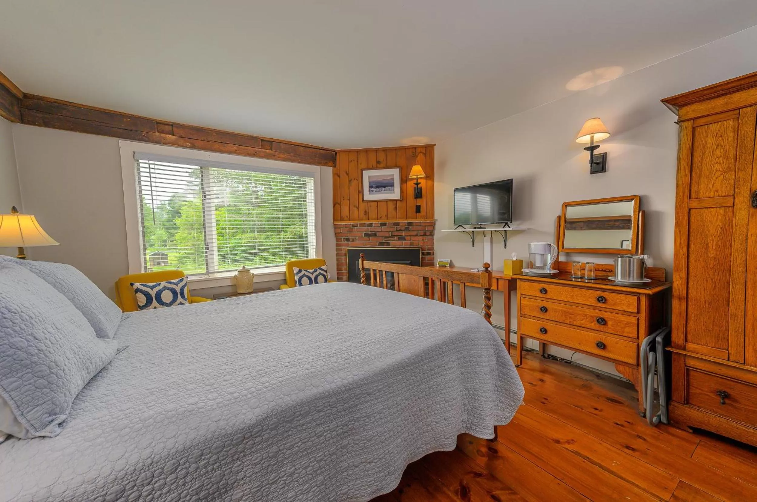 Photo of the whole room, Bed in Brass Lantern Inn